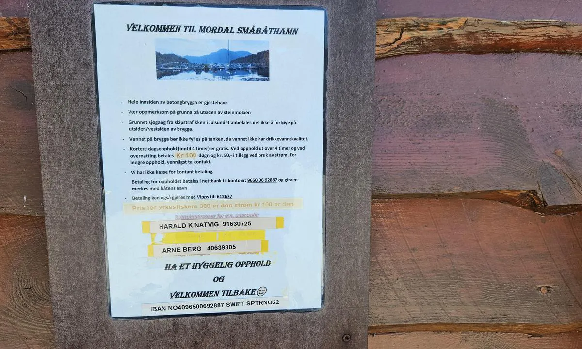Mordalsvågen: {"base": "no", "no": "Skilt med opplysninger om havnen og betalingsm\u00e5ter.", "se": "Skyltar med upplysningar om hamnen och betalningss\u00e4tt.", "en": "Sign with information about the harbour and payment methods.", "da": "Skilt med oplysninger om havnen og betalingsm\u00e5der."}