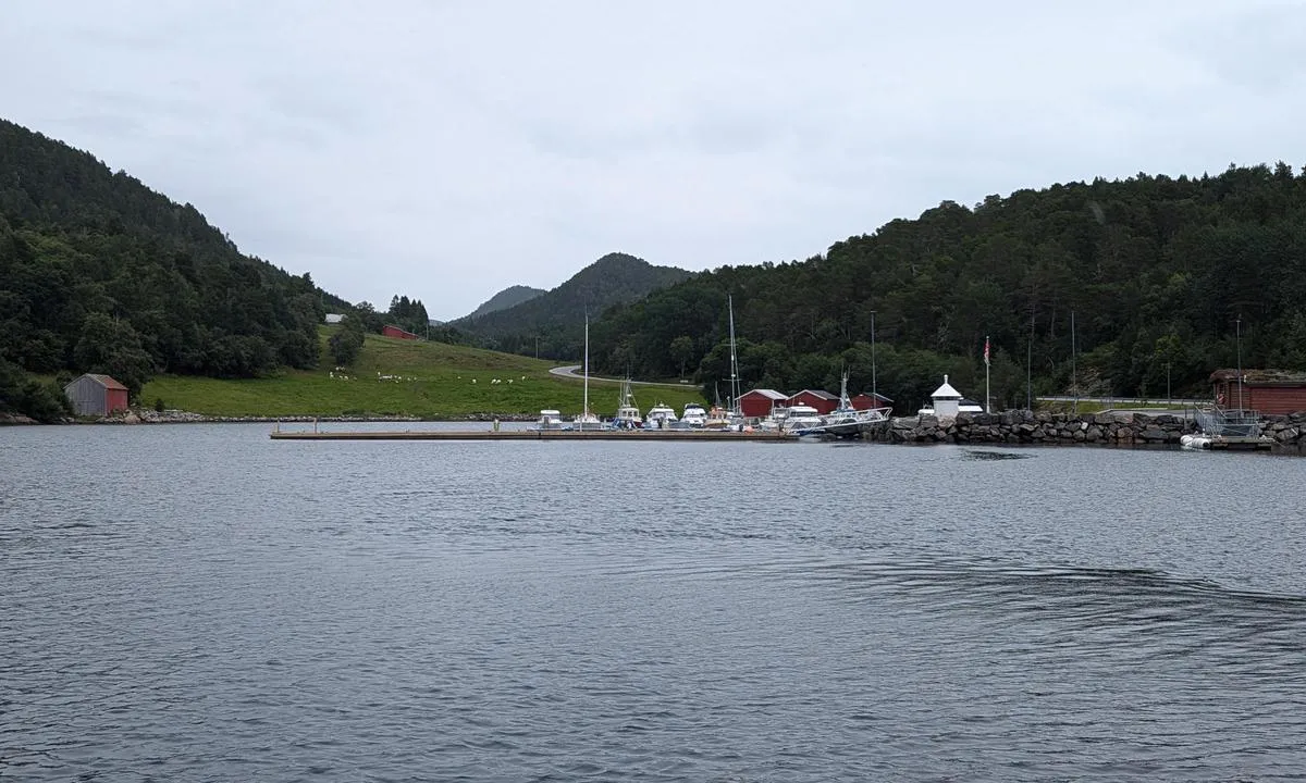 Mordalsvågen: {"base": "en", "no": "N\u00e5r du n\u00e6rmer deg fra vest. Gjestebryggen rett frem", "se": "N\u00e4rmar sig fr\u00e5n v\u00e4ster. G\u00e4stpontonen rakt fram", "en": "Approaching from the west. The guest pontoon straight ahead", "da": "Ankommer fra vest. G\u00e6stepontonen lige frem"}