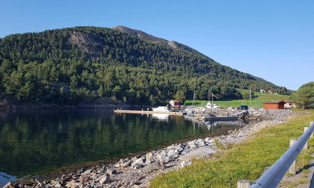 Mordalsvågen: {"base": "no", "no": "Bryggen sett fra fergekaien.", "se": "Bryggan sedd fr\u00e5n f\u00e4rjekajen.", "en": "The quay seen from the ferry dock.", "da": "Bryggen set fra f\u00e6rgelejet."}