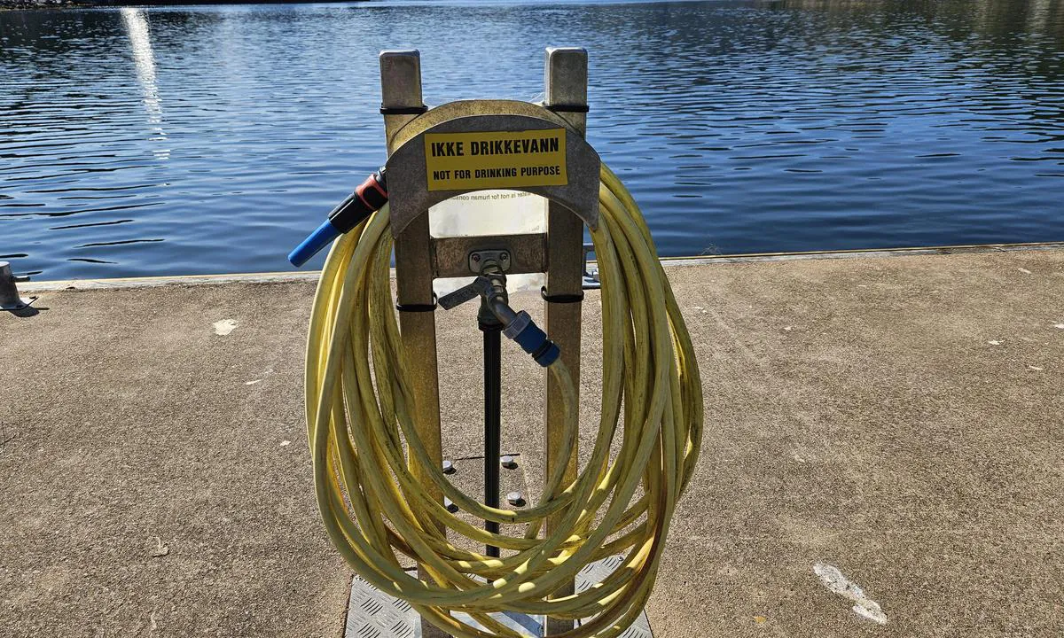 Mordalsvågen: {"base": "no", "no": "Slangepost p\u00e5 brygga med advarsel om at dette ikke er drikkevann.", "se": "Slangpost p\u00e5 bryggan med varning om att detta inte \u00e4r dricksvatten.", "en": "Hose station on the dock with a warning that this is not drinking water.", "da": "Slangepost p\u00e5 broen med advarsel om at dette ikke er drikkevand."}