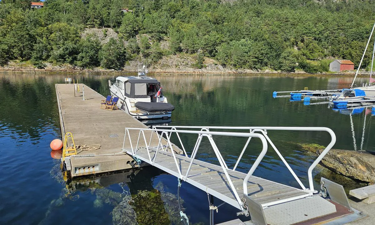 Mordalsvågen: {"base": "no", "no": "Stor og fin betongbrygge med god landgang.", "se": "Stor och fin betongbrygga med god landg\u00e5ng.", "en": "Large and nice concrete pier with good gangway.", "da": "Stor og fin betonbrygge med god landgang."}