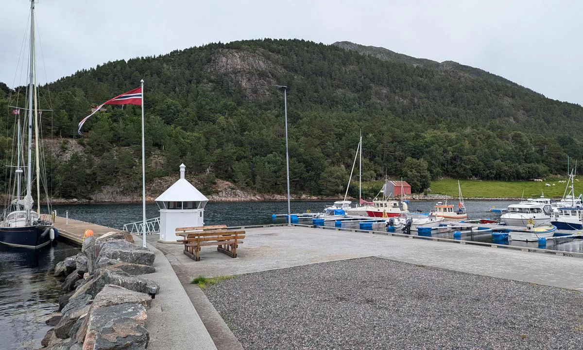 Mordalsvågen: {"base": "en", "no": "Ved fort\u00f8yning p\u00e5 innsiden, fortsett med ekstrem forsiktighet utover 2/3 av lengden p\u00e5 bryggen, steinbryggematerialer", "se": "Om du f\u00f6rt\u00f6jer p\u00e5 insidan, forts\u00e4tt med extrem f\u00f6rsiktighet bortom 2/3 av pontonens l\u00e4ngd, stenbryggsmaterial", "en": "If mooring on the inside proceed with extreme caution beyond 2/3 the length of the pontoon, stone jetty materials", "da": "Hvis du fort\u00f8jer p\u00e5 indersiden, skal du forts\u00e6tte med ekstrem forsigtighed ud over 2/3 af pontonens l\u00e6ngde, sten molletmaterialer"}