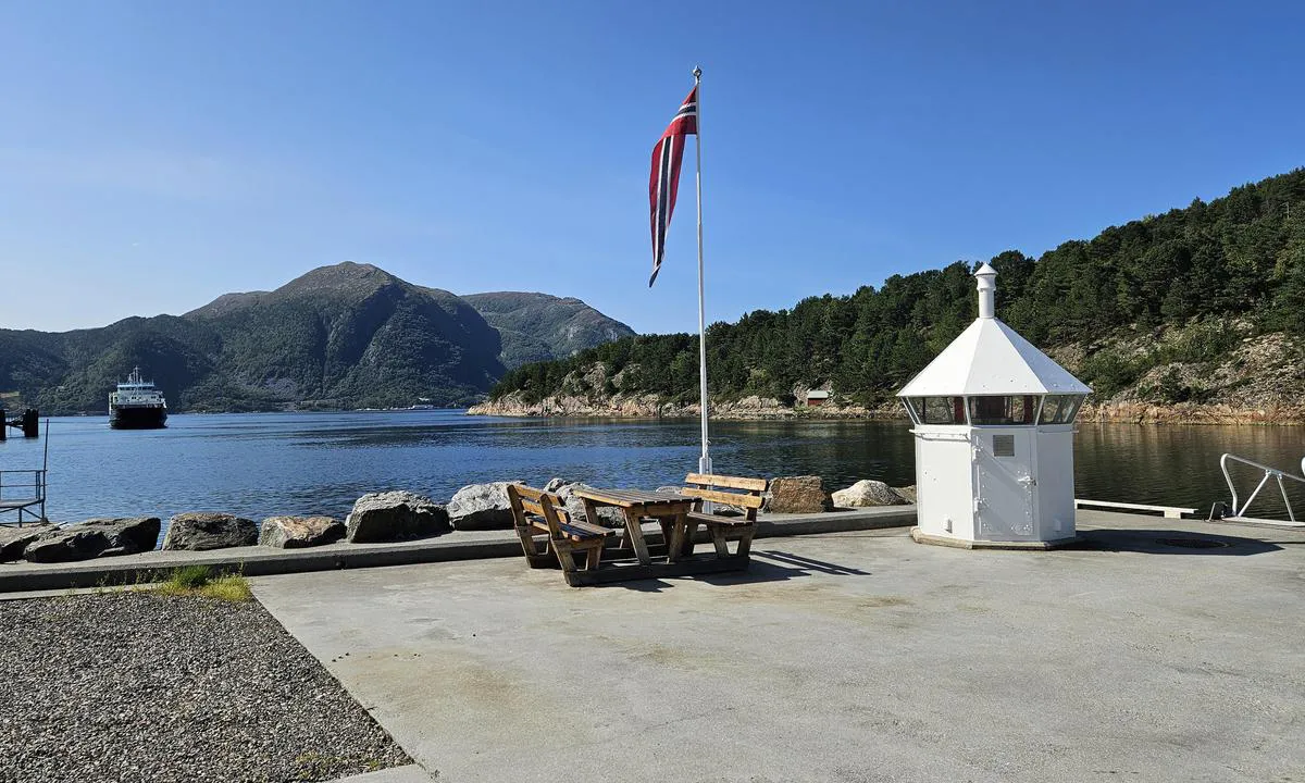 Mordalsvågen: {"base": "no", "no": "Bord og benker p\u00e5 land ved gjestebryggen.", "se": "Bord och b\u00e4nkar p\u00e5 land vid g\u00e4stbryggan.", "en": "Tables and benches on land by the guest dock.", "da": "Borde og b\u00e6nke p\u00e5 land ved g\u00e6stebroen."}