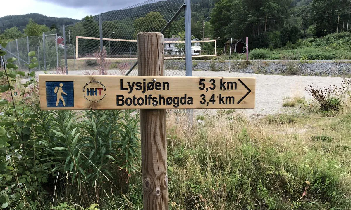 {"base": "no", "no": "Lokale g\u00e5turer starter i havna p\u00e5 Morskogen.", "se": "Lokala promenader b\u00f6rjar vid hamnen i Morskogen.", "en": "Local walks start at the harbour in Morskogen.", "da": "Lokale g\u00e5ture starter i havnen p\u00e5 Morskogen."}