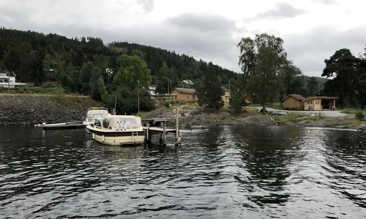 {"base": "no", "no": "De beste plassene i havna p\u00e5 Morskogen er ytterst p\u00e5 kaia, men det er ogs\u00e5 mulig \u00e5 fort\u00f8ye p\u00e5 flytebrygga innenfor.", "se": "De b\u00e4sta platserna i hamnen p\u00e5 Morskogen \u00e4r l\u00e4ngst ut p\u00e5 kajen, men det \u00e4r ocks\u00e5 m\u00f6jligt att f\u00f6rt\u00f6ja vid flytbryggan innanf\u00f6r.", "en": "The best spots in the harbor at Morskogen are at the outer end of the quay, but it is also possible to moor at the floating dock inside.", "da": "De bedste pladser i havnen p\u00e5 Morskogen er yderst p\u00e5 kajen, men det er ogs\u00e5 muligt at fort\u00f8je p\u00e5 flydebroen indenfor."}