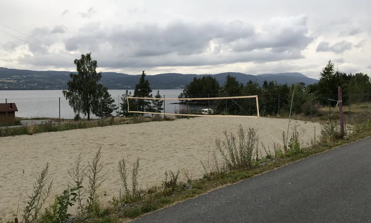 Det er sandvolleyballbane rett bak havna på Morskogen.