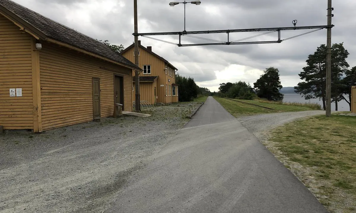 {"base": "no", "no": "Fra stasjonen p\u00e5 Morskogen er de gamle togsporene asfaltert med flate sykkelstier nordover og s\u00f8rover langs Mj\u00f8sa.", "se": "Fr\u00e5n stationen p\u00e5 Morskogen \u00e4r de gamla t\u00e5gr\u00e4lsen asfalterade med platta cykelv\u00e4gar norrut och s\u00f6derut l\u00e4ngs Mj\u00f8sa.", "en": "From the station at Morskogen, the old train tracks have been paved with flat bike paths heading north and south along Mj\u00f8sa.", "da": "Fra stationen ved Morskogen er de gamle togspor asfalteret med flade cykelstier nordp\u00e5 og sydp\u00e5 langs Mj\u00f8sa."}