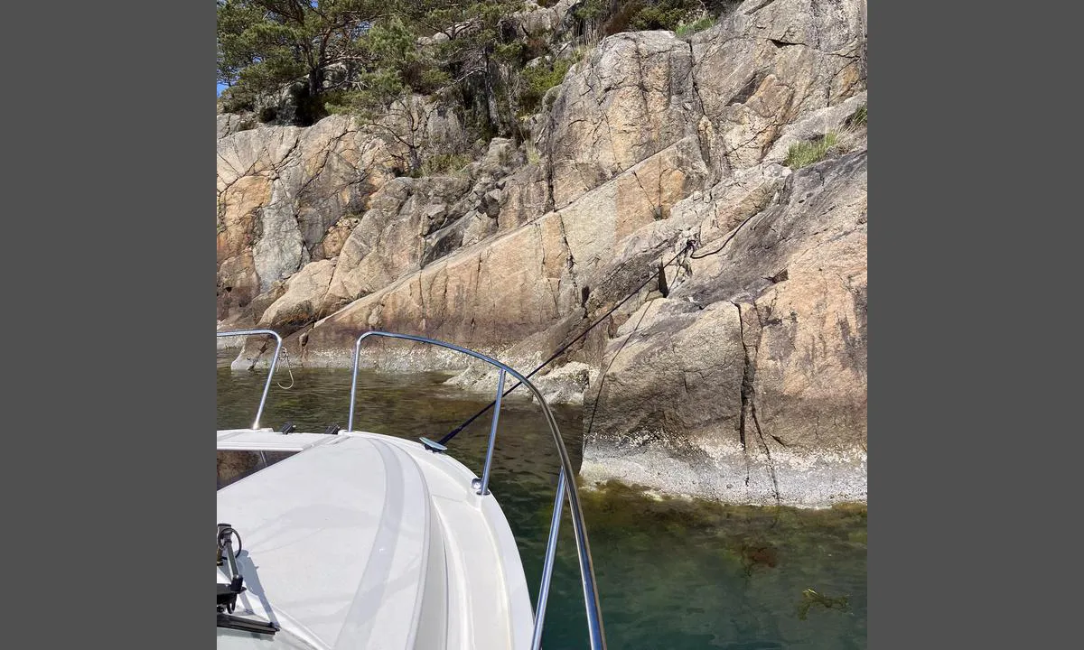 Mortavika - Hommersåk: {"base": "no", "no": "Fort\u00f8yning mot svaberget", "se": "F\u00f6rt\u00f6jning mot bergh\u00e4llen", "en": "Mooring to the rock", "da": "Fort\u00f8jning mod klippev\u00e6ggen"}