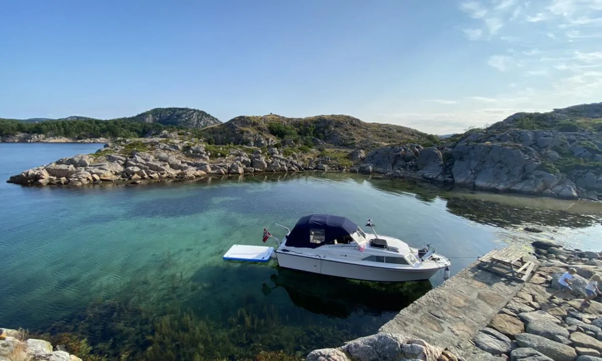 Steinbrygge og fin sandbunn i Mortehåla