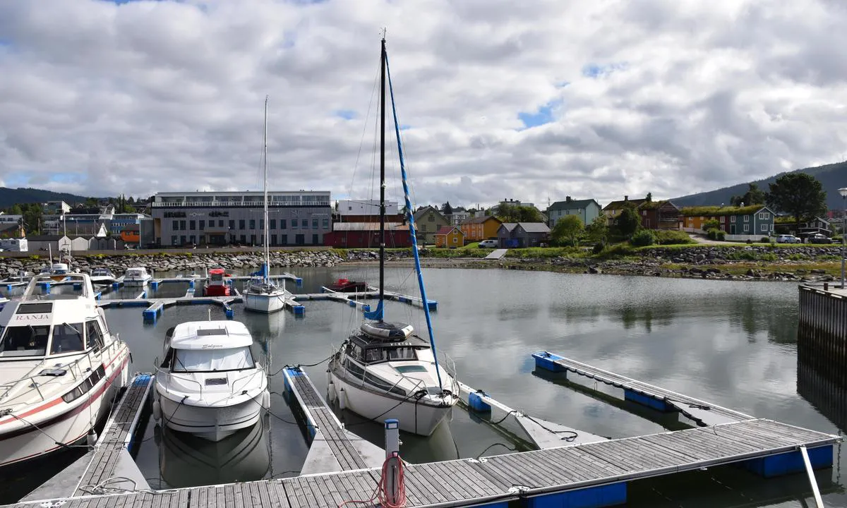 {"base": "no", "no": "I bakgrunnen, Moholmen med sin gamle bebyggelse vakkert restaurert.", "se": "I bakgrunden, Moholmen med sin gamla bebyggelse vackert restaurerad.", "en": "In the background, Moholmen with its beautifully restored old buildings.", "da": "I baggrunden, Moholmen med sin gamle bebyggelse smukt restaureret."}