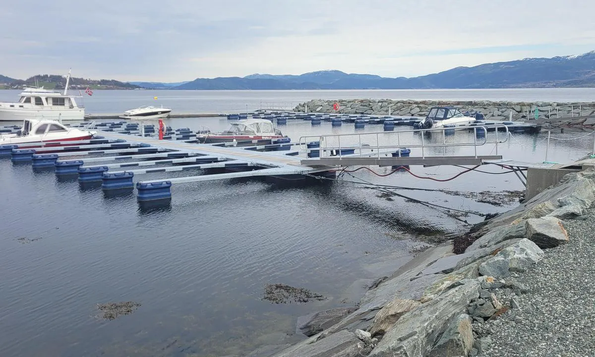 Mostadkaia: {"base": "no", "no": "Gjestebrygge ytterst fungerer ogs\u00e5 som b\u00f8lgedemper. Betaling gj\u00f8res via Go Marina", "se": "G\u00e4stbrygga l\u00e4ngst ut fungerar ocks\u00e5 som v\u00e5gbrytare. Betalning sker via Go Marina", "en": "The outer guest pier also serves as a wave breaker. Payment is made via Go Marina.", "da": "G\u00e6stebro yderst fungerer ogs\u00e5 som b\u00f8lgebryder. Betaling sker via Go Marina"}