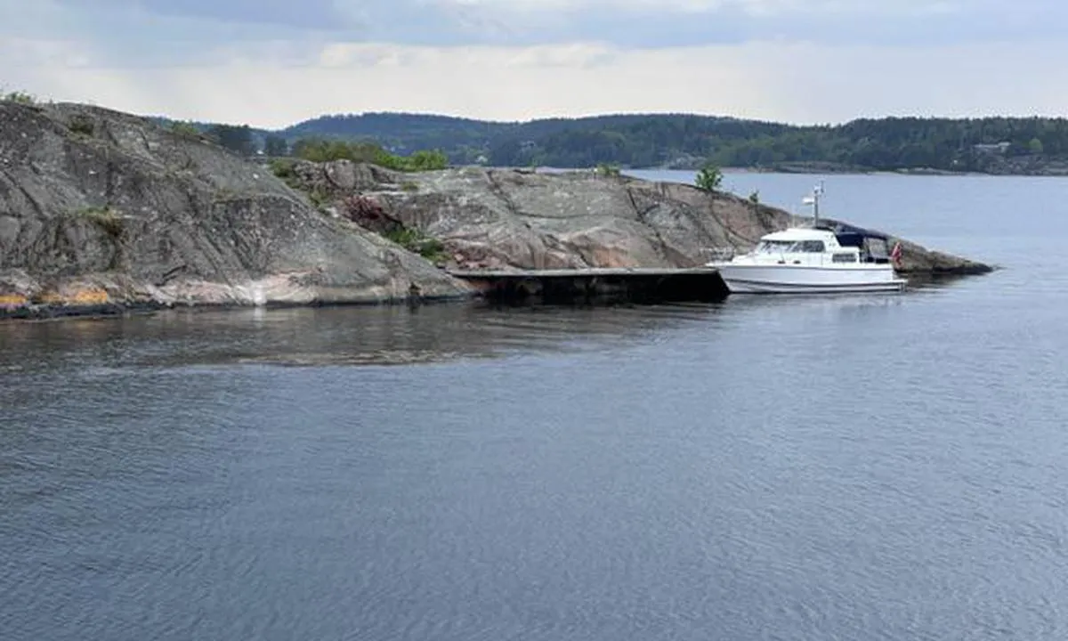 Mostein: {"base": "no", "no": "Kan ligge b\u00e5t med baug inn mot s\u00f8rside av brygge og akterfeste i fjellet. Obs p\u00e5 grunner.", "se": "Kan ligga b\u00e5t med f\u00f6r in mot s\u00f6dra sidan av bryggan och akterfeste i berget. Obs p\u00e5 grund.", "en": "You can dock the boat bow-in towards the south side of the pier and secure the stern to the rock. Beware of shallow areas.", "da": "Kan ligge b\u00e5d med bov ind mod sydsiden af broen og have agterfast i fjeldet. Obs p\u00e5 grunde."}