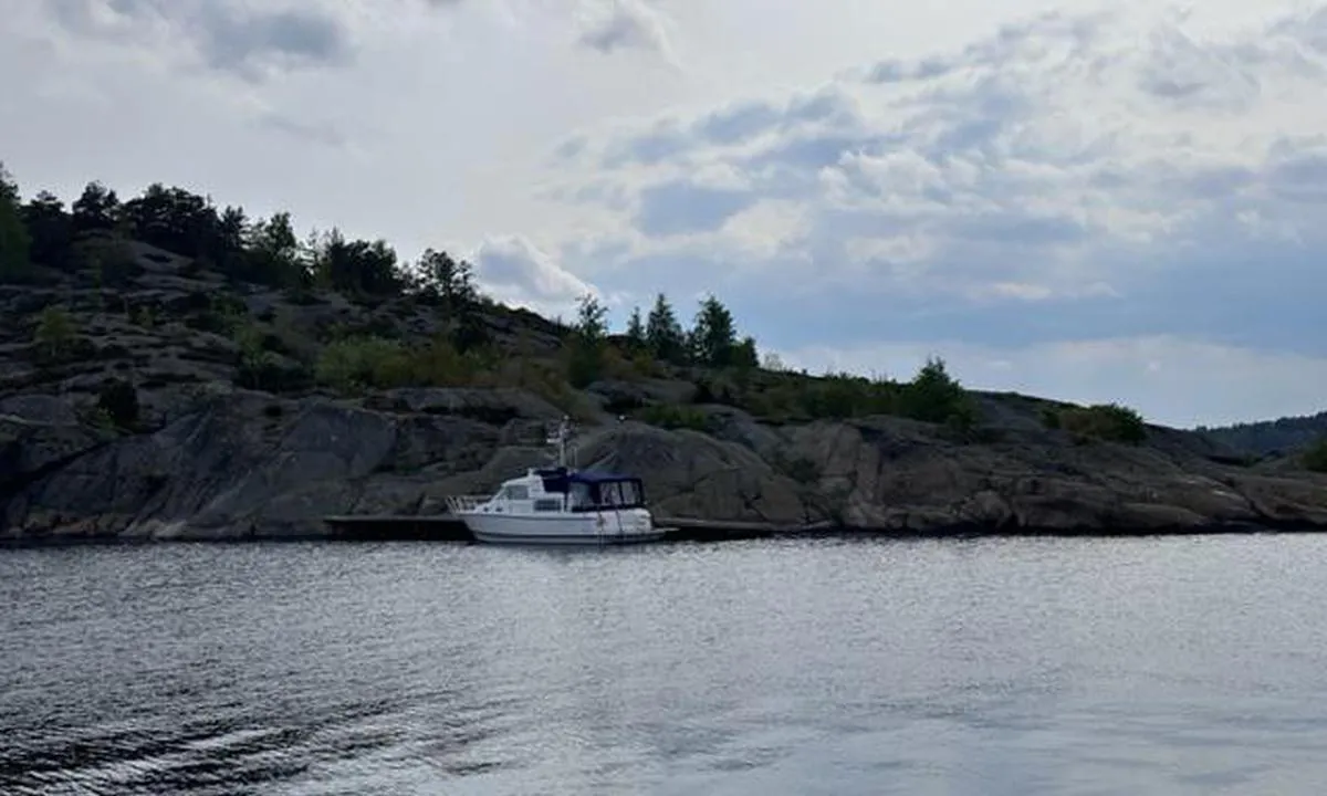 Mostein: {"base": "no", "no": "Et par b\u00e5ten kan ligge p\u00e5 langs men n\u00e5r det er mer bes\u00f8k flere med baugen inn. Obs p\u00e5 flere grunner b\u00e5de nord og s\u00f8rfra. Masse fester i brygga og berget p\u00e5 begge sider.", "se": "Ett par b\u00e5tar kan ligga l\u00e4ngs med men n\u00e4r det \u00e4r mer bes\u00f6k flera med f\u00f6ren in. Obs p\u00e5 flera grund b\u00e5de norr och s\u00f6derifr\u00e5n. Massor f\u00e4sten i bryggan och berget p\u00e5 b\u00e5da sidorna.", "en": "A couple of boats can lie alongside, but when there are more visitors, several should moor with the bow in. Caution for several shallows both from the north and south. Plenty of fixtures in the quay and the rock on both sides.", "da": "Et par b\u00e5de kan ligge langs, men n\u00e5r der er flere bes\u00f8gende, flere med n\u00e6sen ind. Obs p\u00e5 flere grunde b\u00e5de nord- og sydfra. Masser af fort\u00f8jninger i broen og klippen p\u00e5 begge sider."}