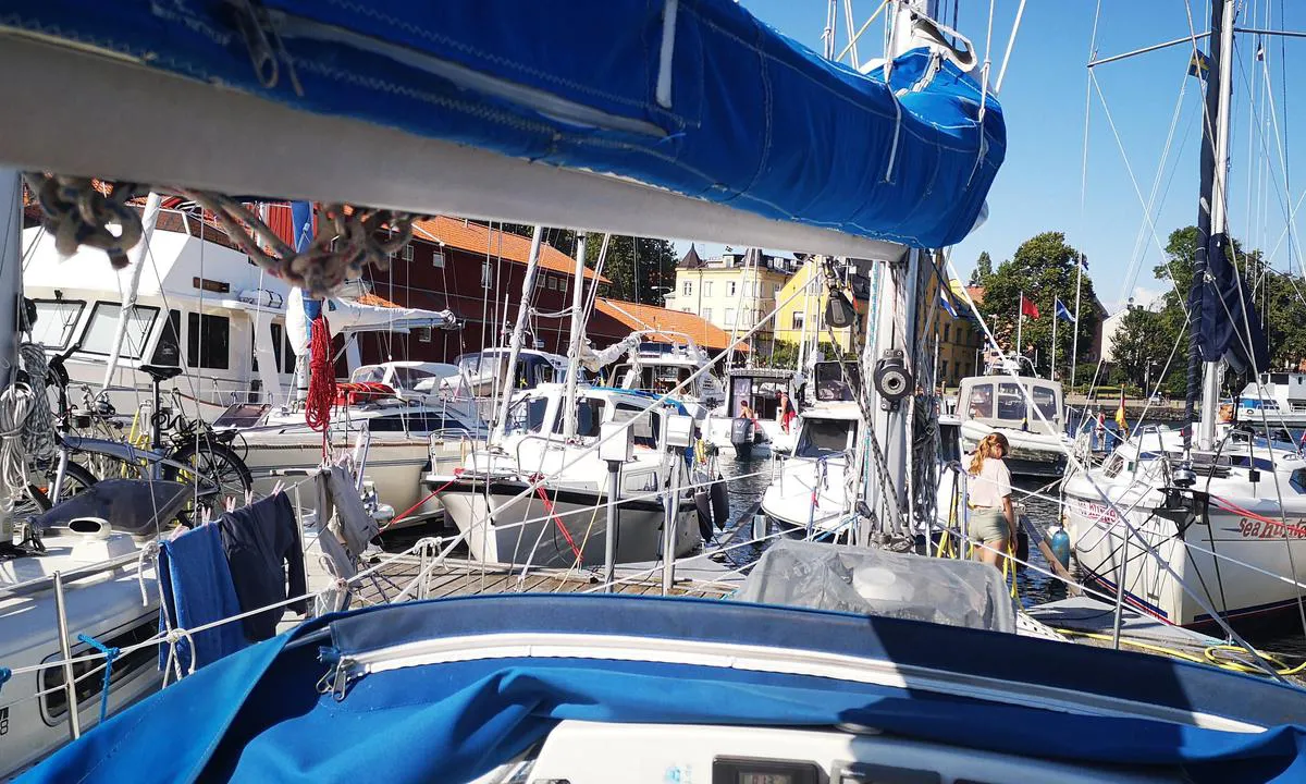 Motala: {"base": "de", "no": "I sesongen er det veldig fullt", "se": "Under s\u00e4songen mycket full", "en": "Very crowded during the season", "da": "I s\u00e6sonen meget fyldt", "fr": "En saison, tr\u00e8s plein", "de": "In der Saison sehr voll", "es": "En temporada muy lleno", "it": "Durante la stagione molto pieno", "pt": "Na temporada, muito cheio", "nl": "In het seizoen erg vol", "pl": "W sezonie bardzo pe\u0142no", "uk": "\u0423 \u0441\u0435\u0437\u043e\u043d \u0434\u0443\u0436\u0435 \u043f\u0435\u0440\u0435\u043f\u043e\u0432\u043d\u0435\u043d\u043e", "ro": "\u00cen sezon foarte plin", "tr": "Sezon boyunca \u00e7ok kalabal\u0131k", "el": "\u03a3\u03c4\u03b7\u03bd \u03c3\u03b5\u03b6\u03cc\u03bd \u03c0\u03bf\u03bb\u03cd \u03b3\u03b5\u03bc\u03ac\u03c4\u03bf", "cs": "V sez\u00f3n\u011b velmi pln\u00e9", "hu": "Szezonban nagyon zs\u00fafolt", "fi": "Sesonkiaikana hyvin t\u00e4ynn\u00e4", "bg": "\u041f\u0440\u0435\u0437 \u0441\u0435\u0437\u043e\u043d\u0430 \u043c\u043d\u043e\u0433\u043e \u043d\u0430\u0442\u043e\u0432\u0430\u0440\u0435\u043d\u043e", "sr": "U sezoni veoma puno", "et": "Hooajal v\u00e4ga t\u00e4is", "lv": "Sezon\u0101 \u013coti pilns", "lt": "Sezono metu labai pilnas"}