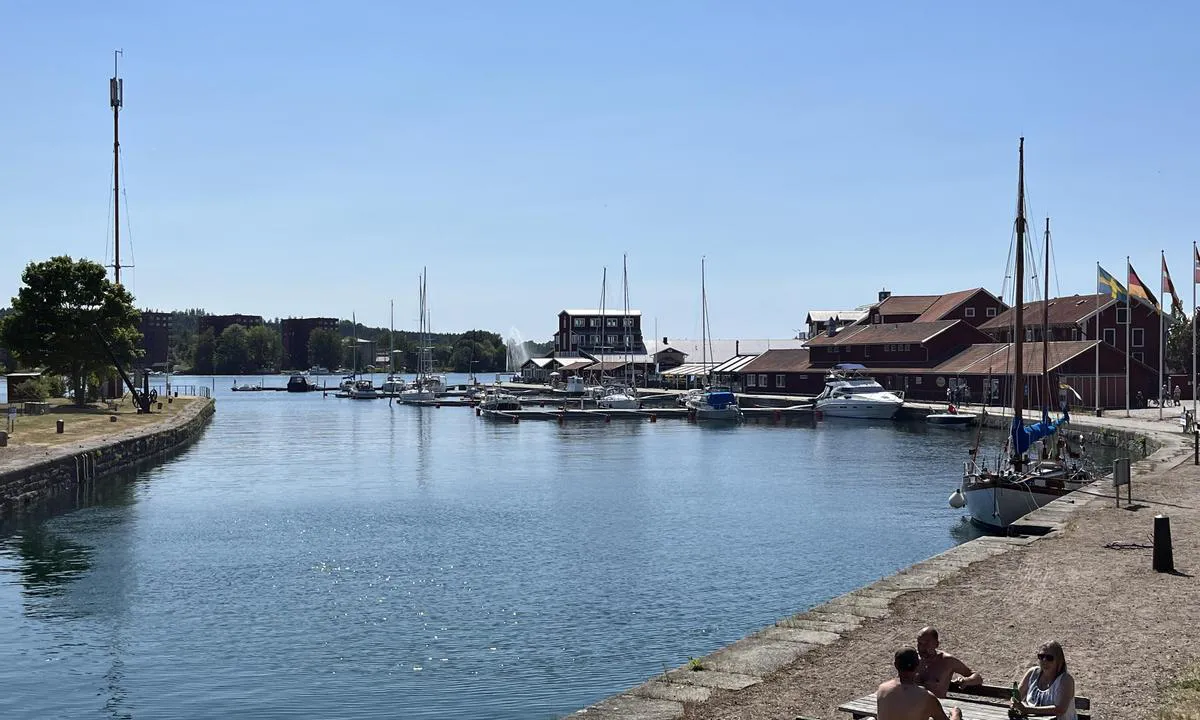 Motala: {"base": "no", "no": "Hele havna sett fra broen ved slusa.", "se": "Hela hamnen sett fr\u00e5n bron vid slussen.", "en": "The entire harbor seen from the bridge at the lock.", "da": "Hele havnen set fra broen ved slusen."}