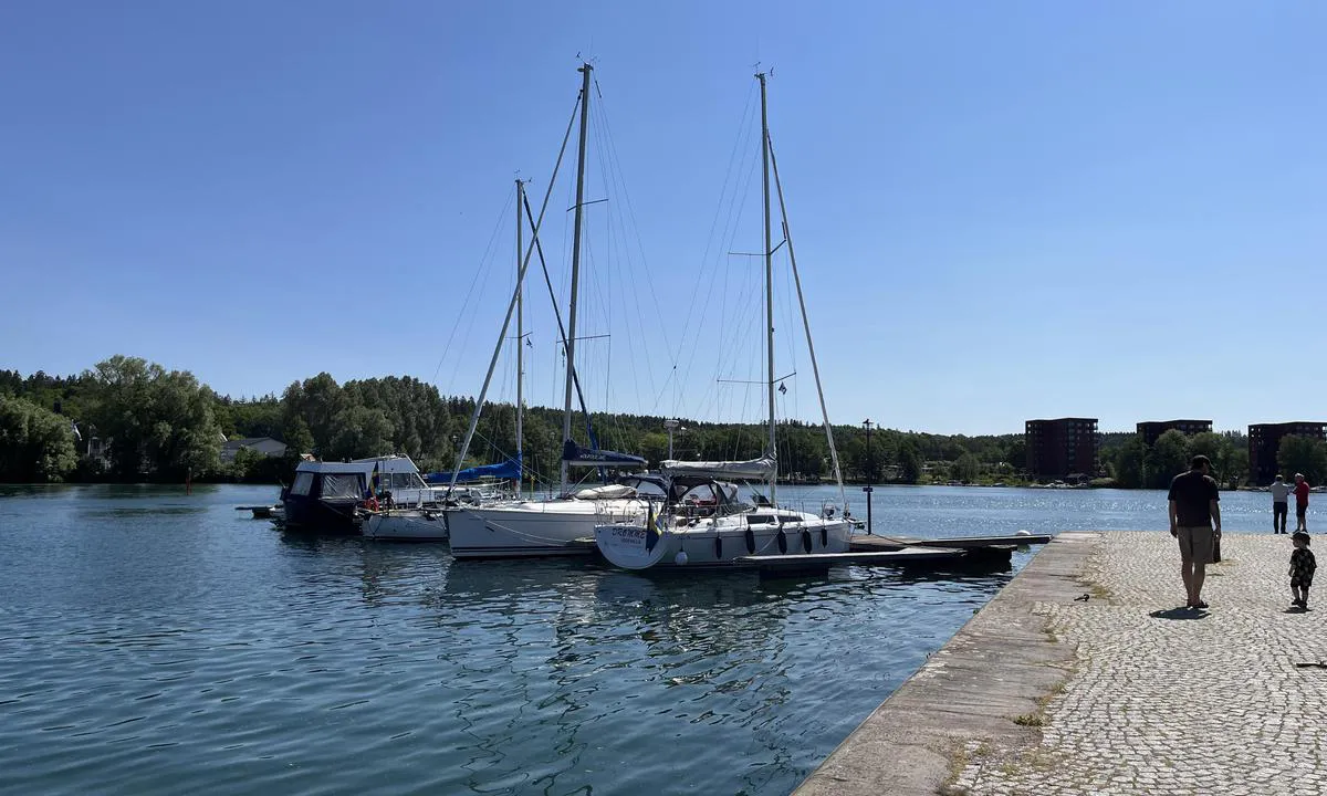 Motala: {"base": "no", "no": "Romslig havn i idyllisk by! Overraskende klart vann her.", "se": "Rymlig hamn i idyllisk stad! \u00d6verraskande klart vatten h\u00e4r.", "en": "Spacious harbor in an idyllic town! Surprisingly clear water here.", "da": "Rummelig havn i idyllisk by! Overraskende klart vand her."}