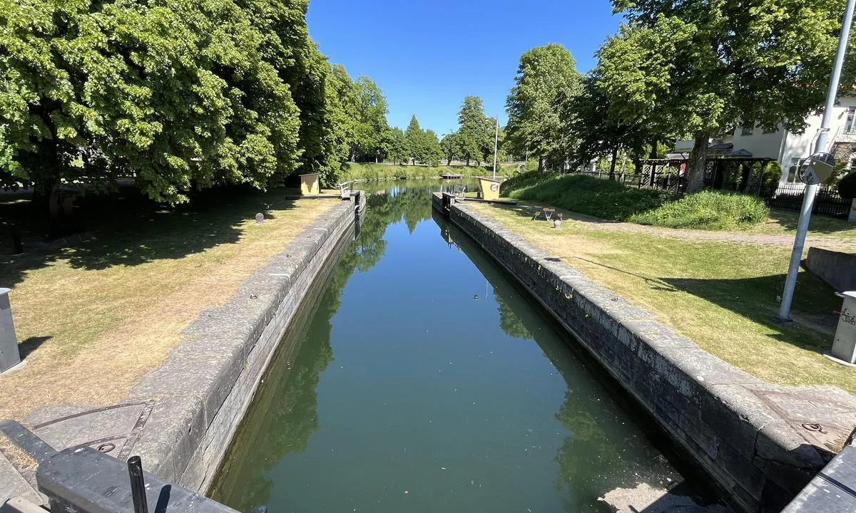 Motala: {"base": "no", "no": "Slusa videre. Tatt fra broen.", "se": "Slussa vidare. Tatt fr\u00e5n bron.", "en": "The lock continues. Taken from the bridge.", "da": "Slusen fremad. Tatt fra broen."}