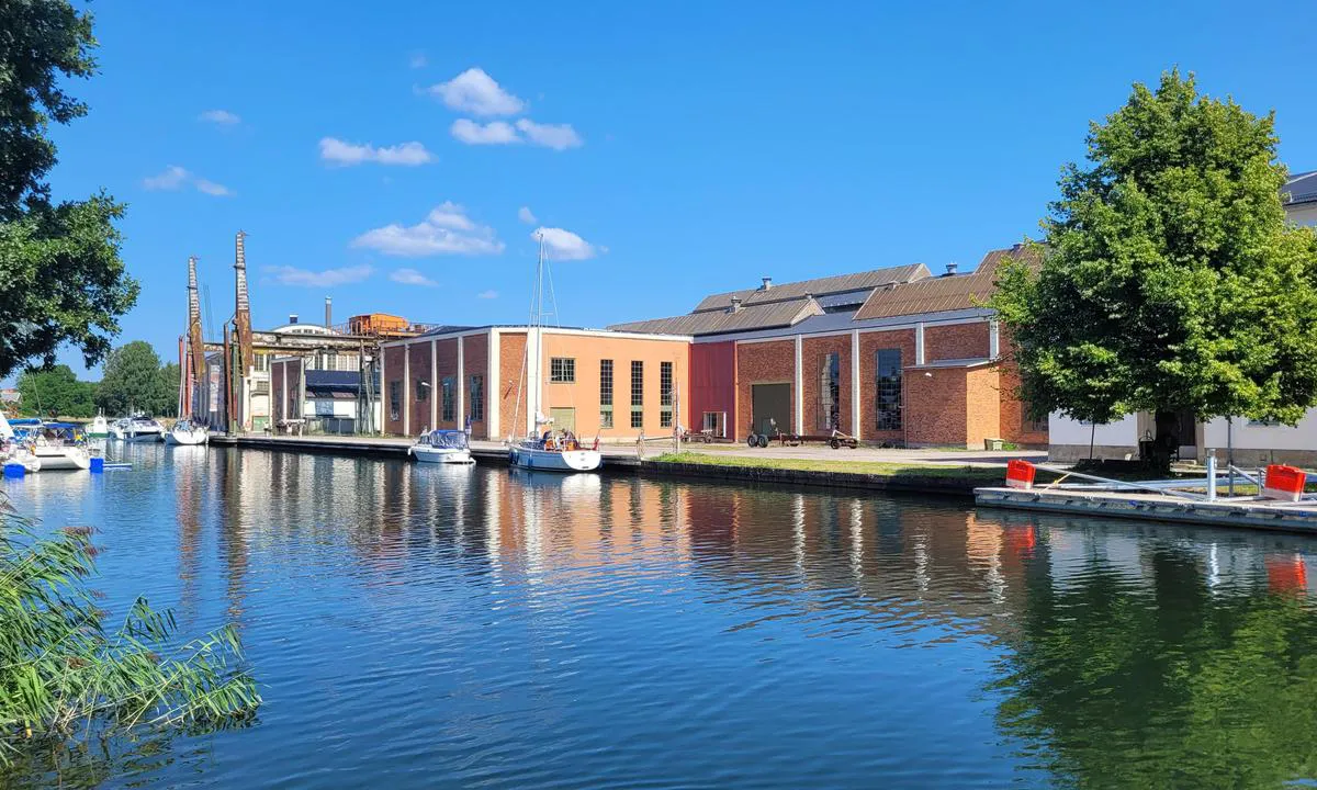 Motala mekaniska verkstad: {"base": "de", "no": "S\u00f8r gjestebrygge. Legg til langs siden rett ved industrimuseet.", "se": "S\u00f6dra g\u00e4stbryggan. L\u00e4gg till l\u00e5ngsides direkt bredvid industrimuseet.", "en": "Southern guest pier. Moor alongside directly next to the industrial museum.", "da": "Sydlig g\u00e6stebro. L\u00e6g til langs siden lige ved siden af industrimuseet.", "fr": "Quai des invit\u00e9s sud. Accostez bord \u00e0 bord juste \u00e0 c\u00f4t\u00e9 du mus\u00e9e industriel.", "de": "S\u00fcdlicher G\u00e4stesteg. Anlegen l\u00e4ngsseits direkt neben dem Industriemuseum.", "es": "Pantalan de invitados sur. Atracar de costado directamente al lado del museo industrial.", "it": "Molo degli ospiti sud. Ormeggiare di fianco direttamente accanto al Museo dell'Industria.", "pt": "Cais de h\u00f3spedes sul. Atracagem lateral diretamente ao lado do museu da ind\u00fastria.", "nl": "Zuidelijke gastensteiger. Langsaanmeren direct naast het Industriemuseum.", "pl": "Po\u0142udniowy pomost dla go\u015bci. Cumowanie burt\u0105 bezpo\u015brednio obok muzeum przemys\u0142u.", "uk": "\u041f\u0456\u0432\u0434\u0435\u043d\u043d\u0438\u0439 \u0433\u043e\u0441\u0442\u044c\u043e\u0432\u0438\u0439 \u043f\u0440\u0438\u0447\u0430\u043b. \u0428\u0432\u0430\u0440\u0442\u0443\u0432\u0430\u043d\u043d\u044f \u0432\u0437\u0434\u043e\u0432\u0436 \u043f\u043e\u0440\u0443\u0447 \u0437 \u0456\u043d\u0434\u0443\u0441\u0442\u0440\u0456\u0430\u043b\u044c\u043d\u0438\u043c \u043c\u0443\u0437\u0435\u0454\u043c.", "ro": "Pontonul de oaspe\u021bi sudic. Acosta\u021bi pe lungime chiar l\u00e2ng\u0103 Muzeul Industrial.", "tr": "G\u00fcney misafir iskelesi. Do\u011frudan sanayi m\u00fczesinin yan\u0131nda yana\u015f\u0131n.", "el": "\u039d\u03cc\u03c4\u03b9\u03b1 \u03b1\u03c0\u03bf\u03b2\u03ac\u03b8\u03c1\u03b1 \u03b5\u03c0\u03b9\u03c3\u03ba\u03b5\u03c0\u03c4\u03ce\u03bd. \u03a0\u03c1\u03cc\u03c3\u03b4\u03b5\u03c3\u03b7 \u03c0\u03bb\u03b5\u03c5\u03c1\u03b9\u03ba\u03ac \u03b4\u03af\u03c0\u03bb\u03b1 \u03c3\u03c4\u03bf \u03b2\u03b9\u03bf\u03bc\u03b7\u03c7\u03b1\u03bd\u03b9\u03ba\u03cc \u03bc\u03bf\u03c5\u03c3\u03b5\u03af\u03bf.", "cs": "Ji\u017en\u00ed molo pro hosty. P\u0159ist\u00e1n\u00ed bokem p\u0159\u00edmo vedle pr\u016fmyslov\u00e9ho muzea.", "hu": "D\u00e9li vend\u00e9gm\u00f3l\u00f3. Kik\u00f6t\u00e9s k\u00f6zvetlen\u00fcl az Ipari M\u00fazeum mellett hossz\u00e1ban.", "fi": "Etel\u00e4inen vieraslaituri. Rantautuminen kylkikiinnityksell\u00e4 suoraan teollisuusmuseon vieress\u00e4.", "bg": "\u042e\u0436\u0435\u043d \u043a\u0435\u0439 \u0437\u0430 \u0433\u043e\u0441\u0442\u0438. \u0410\u043a\u043e\u0441\u0442\u0438\u0440\u0430\u043d\u0435 \u043d\u0430\u0434\u043b\u044a\u0436\u043d\u043e \u0434\u0438\u0440\u0435\u043a\u0442\u043d\u043e \u0434\u043e \u0438\u043d\u0434\u0443\u0441\u0442\u0440\u0438\u0430\u043b\u043d\u0438\u044f \u043c\u0443\u0437\u0435\u0439.", "sr": "\u0408\u0443\u0436\u043d\u0438 \u043f\u0440\u0438\u0441\u0442\u0430\u043d \u0437\u0430 \u0433\u043e\u0441\u0442\u0435. \u041f\u0440\u0438\u0441\u0442\u0430\u043d\u0438\u0442\u0435 \u0443\u0437\u0434\u0443\u0459\u043d\u043e \u0434\u0438\u0440\u0435\u043a\u0442\u043d\u043e \u043f\u043e\u0440\u0435\u0434 \u0438\u043d\u0434\u0443\u0441\u0442\u0440\u0438\u0458\u0441\u043a\u043e\u0433 \u043c\u0443\u0437\u0435\u0458\u0430.", "et": "L\u00f5unapoolne k\u00fclaliskaiga. Sildumine k\u00f5rval Industriemuseumiga.", "lv": "Dienvidu viesu piest\u0101tne. Pietauvojieties gareniski tie\u0161i blakus Industri\u0101lajam muzejam.", "lt": "Pietinis sve\u010di\u0173 pontonas. \u0160vartuokit\u0117s \u0161alia tiesiai prie pramon\u0117s muziejaus."}