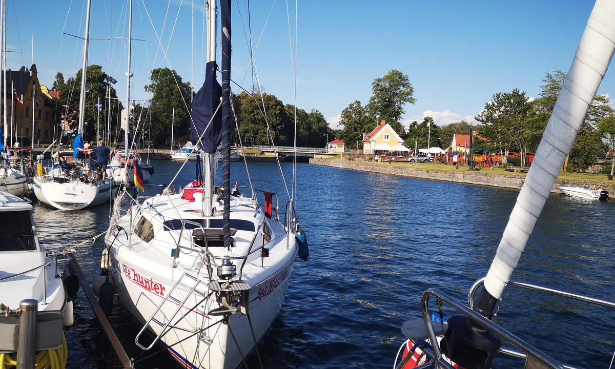 Motala: {"base": "de", "no": "<p>I sesongen er det veldig fullt</p>", "se": "Under s\u00e4songen mycket full", "en": "Very busy during the season", "da": "I s\u00e6sonen meget fuld", "fr": "En saison tr\u00e8s fr\u00e9quent\u00e9", "de": "In der Saison sehr voll", "es": "En la temporada muy lleno", "it": "Durante la stagione molto affollato", "pt": "Durante a \u00e9poca muito cheio", "nl": "In het seizoen erg vol", "pl": "W sezonie bardzo pe\u0142no", "uk": "\u0412 \u0441\u0435\u0437\u043e\u043d\u0456 \u0434\u0443\u0436\u0435 \u043f\u0435\u0440\u0435\u043f\u043e\u0432\u043d\u0435\u043d\u043e", "ro": "\u00cen sezon foarte aglomerat", "tr": "Sezon boyunca \u00e7ok dolu", "el": "\u039a\u03b1\u03c4\u03ac \u03c4\u03b7 \u03b4\u03b9\u03ac\u03c1\u03ba\u03b5\u03b9\u03b1 \u03c4\u03b7\u03c2 \u03c3\u03b5\u03b6\u03cc\u03bd \u03c0\u03bf\u03bb\u03cd \u03b3\u03b5\u03bc\u03ac\u03c4\u03bf", "cs": "V sez\u00f3n\u011b velmi pln\u00e9", "hu": "A szezonban nagyon tele", "fi": "Kausiaikana eritt\u00e4in t\u00e4ynn\u00e4", "bg": "\u041f\u0440\u0435\u0437 \u0441\u0435\u0437\u043e\u043d\u0430 \u043c\u043d\u043e\u0433\u043e \u043f\u044a\u043b\u0435\u043d", "sr": "Za vreme sezone veoma puno", "et": "Hooajal v\u00e4ga t\u00e4is", "lv": "Sezonas laik\u0101 \u013coti pilns", "lt": "Sezono metu labai pilnas"}