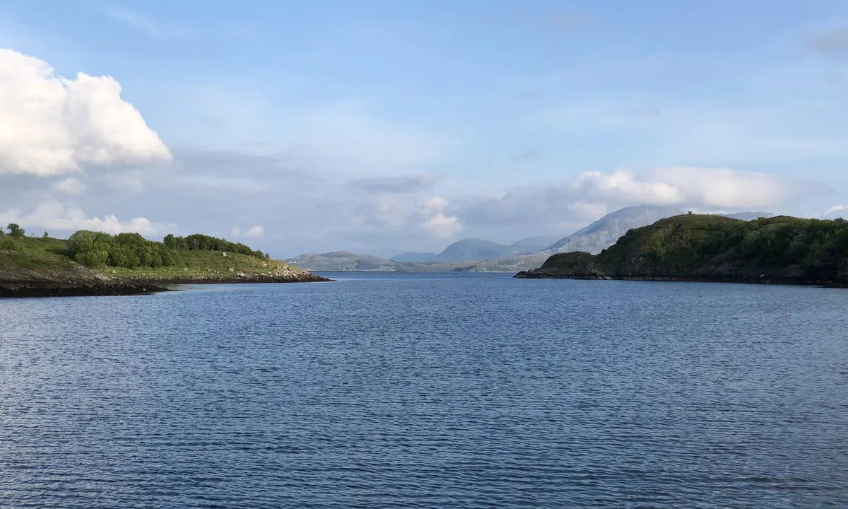 {"base": "no", "no": "Utsikt s\u00f8rover og ut av Brakholmen.", "se": "Utsikt s\u00f6derut och ut fr\u00e5n Brakholmen.", "en": "View southwards and out of Brakholmen.", "da": "Udsigt sydp\u00e5 og ud af Brakholmen."}