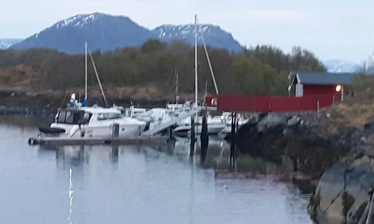 Møyhamna: {"base": "no", "no": "Gjestebrygge og havn.", "se": "G\u00e4stbrygga och hamn.", "en": "Guest pier and harbour.", "da": "G\u00e6stebro og havn."}