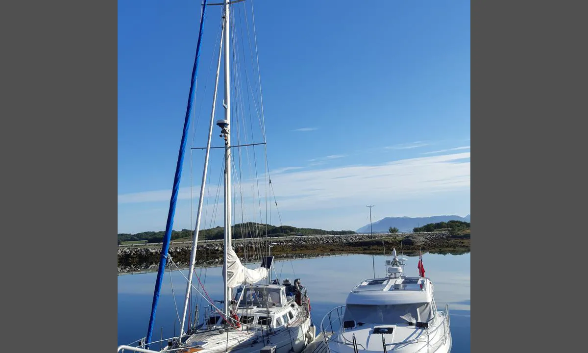 Møyhamna: {"base": "no", "no": "Flytebrygge med 2+ b\u00e5tplasser. Str\u00f8m og vann.\r\nDybde ca 3 meter.", "se": "Flytbrygga med 2+ b\u00e5tplatser. El och vatten. Djup ca 3 meter.", "en": "Floating dock with 2+ boat berths. Power and water available. Depth approximately 3 meters.", "da": "Flydebro med 2+ b\u00e5dpladser. Str\u00f8m og vand.<br />Dybde ca. 3 meter."}