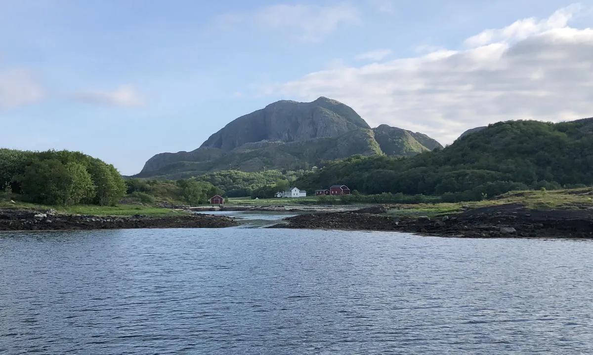 Fra Brakholmen ser du torghatten, men ikke hullet gjennom fjellet.