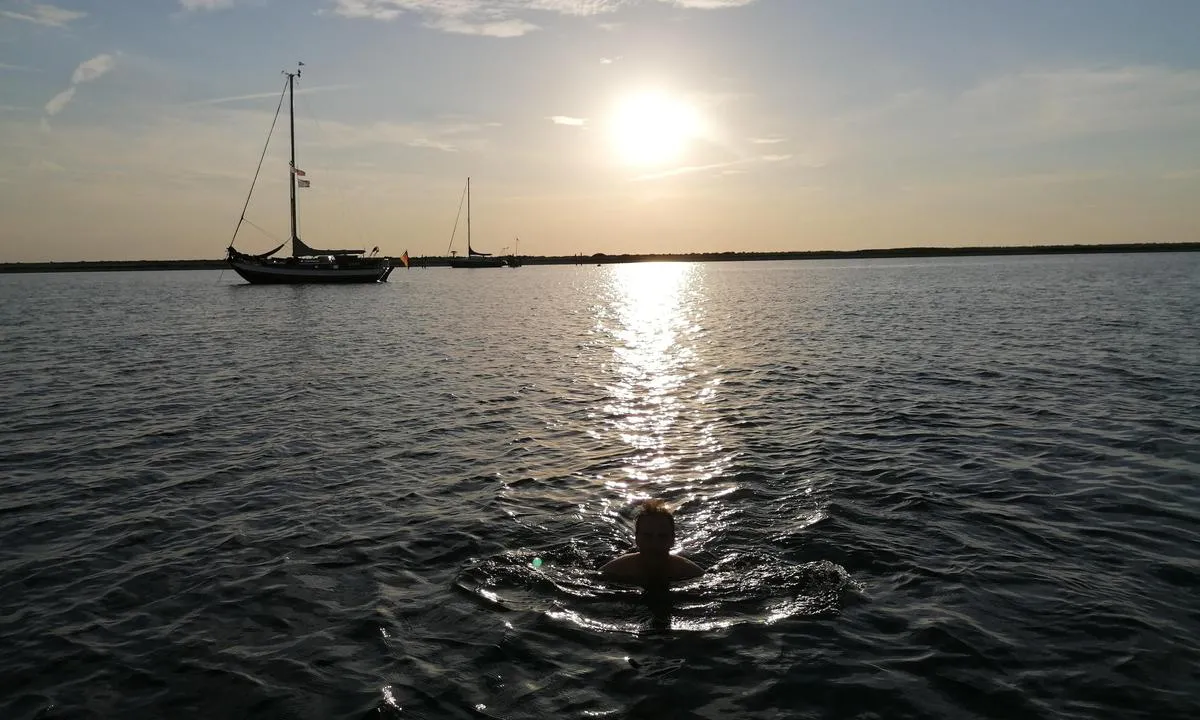 {"base": "en", "no": "Solnedgangsbad ved Musholm, juli 2022", "se": "Solnedg\u00e5ngssimning vid Musholm, juli 2022", "en": "Sunset swim at Musholm, July 2022", "da": "Solnedgangssv\u00f8mning ved Musholm, juli 2022"}