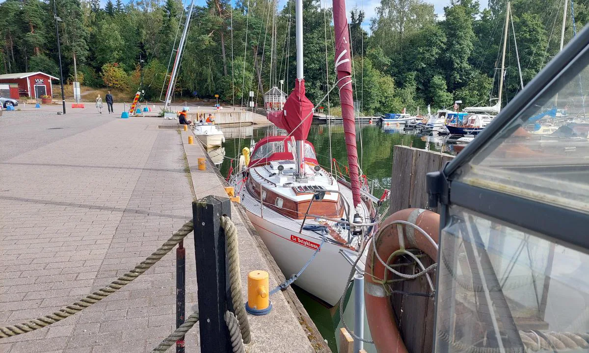 Mustalahden venesatama (VUK): {"base": "fi", "no": "Ved bryggen er det bare to-tre gjesteplasser for b\u00e5ter. B\u00e5tene fort\u00f8yes sideveis. Havneavgift betales i kaf\u00e9en som heter Kampela.", "se": "Vid kajen finns endast tv\u00e5 till tre g\u00e4stplatser f\u00f6r fritidsb\u00e5tar. B\u00e5tarna ligger l\u00e5ngsides. Hamnavgift till kaf\u00e9et som heter Kampela.", "en": "Only two to three guest berths at the quay. Boats are berthed alongside. Harbour fee to be paid at the caf\u00e9 named Kampela.", "da": "Der er kun to-tre g\u00e6stepladser ved molekanten. B\u00e5dene l\u00e6gger til side-ombord. Havneafgiften betales i caf\u00e9en, der hedder Kampela.", "fr": "Il n'y a que deux ou trois places pour bateaux visiteurs sur le ponton. Les bateaux sont amarr\u00e9s c\u00f4t\u00e9 \u00e0 quai. Le paiement du port se fait au caf\u00e9 nomm\u00e9 Kampela.", "de": "Am Steg nur zwei bis drei G\u00e4stepl\u00e4tze. Boote liegen l\u00e4ngsseits. Liegegeb\u00fchr im Caf\u00e9 namens Kampela zu entrichten.", "es": "En el muelle hay solo dos o tres amarres para barcos visitantes. Los barcos se amarran de costado. La tarifa del puerto se paga en la cafeter\u00eda llamada Kampela.", "it": "Al molo ci sono solo due o tre posti barca per ospiti. Le barche si ormeggiano di fianco. La tassa portuale va pagata al bar chiamato Kampela.", "pt": "No cais, apenas dois a tr\u00eas lugares para barcos visitantes. Em amarra\u00e7\u00e3o lateral. Taxa do porto paga no caf\u00e9 chamado Kampela.", "nl": "Aan de steiger zijn slechts twee \u00e0 drie bezoekersplaatsen voor boten. Schepen afgemeerd langs de zijkant. Havenvergoeding te betalen bij het caf\u00e9 genaamd Kampela.", "pl": "Przy nabrze\u017cu tylko dwa-trzy miejsca dla jacht\u00f3w go\u015bcinnych. \u0141odzie cumuj\u0105 burta w burt\u0119. Op\u0142ata portowa do uiszczenia w kawiarni o nazwie Kampela.", "uk": "\u041d\u0430 \u043f\u0440\u0438\u0441\u0442\u0430\u043d\u0456 \u043b\u0438\u0448\u0435 \u0434\u0432\u0430-\u0442\u0440\u0438 \u043c\u0456\u0441\u0446\u044f \u0434\u043b\u044f \u0433\u043e\u0441\u0442\u0438\u043d\u043d\u0438\u0445 \u044f\u0445\u0442. \u041a\u043e\u0440\u0430\u0431\u043b\u0456 \u043f\u0440\u0438\u0448\u0432\u0430\u0440\u0442\u043e\u0432\u0430\u043d\u0456 \u0431\u043e\u0440\u0442\u043e\u043c. \u041f\u043b\u0430\u0442\u0430 \u0437\u0430 \u0441\u0442\u043e\u044f\u043d\u043a\u0443 \u0441\u043f\u043b\u0430\u0447\u0443\u0454\u0442\u044c\u0441\u044f \u0443 \u043a\u0430\u0444\u0435, \u044f\u043a\u0435 \u043d\u0430\u0437\u0438\u0432\u0430\u0454\u0442\u044c\u0441\u044f \u041a\u0430\u043c\u043f\u0435\u043b\u0430.", "ro": "La ponton sunt doar dou\u0103-trei locuri pentru ambarca\u021biuni de vizitatori. Ambarca\u021biunile se ancoreaz\u0103 pe lateral. Taxa portuar\u0103 se pl\u0103te\u0219te la cafeneaua numit\u0103 Kampela.", "tr": "\u0130skelede sadece iki-\u00fc\u00e7 misafir yat yeri var. Tekneler yan yana ba\u011flan\u0131r. Liman \u00fccreti, ad\u0131 Kampela olan kafeye \u00f6denir.", "el": "\u03a3\u03c4\u03b7\u03bd \u03c0\u03c1\u03bf\u03b2\u03bb\u03ae\u03c4\u03b1 \u03c5\u03c0\u03ac\u03c1\u03c7\u03bf\u03c5\u03bd \u03bc\u03cc\u03bd\u03bf \u03b4\u03cd\u03bf \u03bc\u03b5 \u03c4\u03c1\u03b5\u03b9\u03c2 \u03b8\u03ad\u03c3\u03b5\u03b9\u03c2 \u03b3\u03b9\u03b1 \u03b5\u03c0\u03b9\u03c3\u03ba\u03ad\u03c0\u03c4\u03b5\u03c2 \u03c3\u03ba\u03b1\u03c6\u03ce\u03bd. \u03a4\u03b1 \u03c3\u03ba\u03ac\u03c6\u03b7 \u03c3\u03c4\u03b5\u03c1\u03b5\u03ce\u03bd\u03bf\u03bd\u03c4\u03b1\u03b9 \u03c0\u03bb\u03b1\u03b3\u03b9\u03bf\u03b4\u03b5\u03c4\u03b7\u03bc\u03ad\u03bd\u03b1. \u03a4\u03bf \u03bb\u03b9\u03bc\u03b5\u03bd\u03b9\u03ba\u03cc \u03c4\u03ad\u03bb\u03bf\u03c2 \u03ba\u03b1\u03c4\u03b1\u03b2\u03ac\u03bb\u03bb\u03b5\u03c4\u03b1\u03b9 \u03c3\u03c4\u03b7\u03bd \u03ba\u03b1\u03c6\u03b5\u03c4\u03ad\u03c1\u03b9\u03b1 \u03bc\u03b5 \u03c4\u03b7\u03bd \u03bf\u03bd\u03bf\u03bc\u03b1\u03c3\u03af\u03b1 Kampela.", "cs": "Na molu jsou pouze dv\u011b a\u017e t\u0159i m\u00edsta pro ciz\u00ed lod\u011b. Lod\u011b se p\u0159ivazuj\u00ed bokem. P\u0159\u00edstavn\u00ed poplatek se plat\u00ed v kav\u00e1rn\u011b s n\u00e1zvem Kampela.", "hu": "A m\u00f3l\u00f3n csak k\u00e9t-h\u00e1rom vend\u00e9ghely van. A haj\u00f3k oldalt k\u00f6tve. A kik\u00f6t\u0151i d\u00edjat a Kampela nev\u0171 k\u00e1v\u00e9z\u00f3ban kell fizetni.", "fi": "Laiturissa vain kaksi-kolme vierasvenepaikkaa. Veneet kylkikiinnityksell\u00e4. Satamamaksu kahvioon jonka nimi on Kampela.", "bg": "\u041d\u0430 \u043a\u0435\u0439 \u0438\u043c\u0430 \u0441\u0430\u043c\u043e \u0434\u0432\u0430-\u0442\u0440\u0438 \u043c\u0435\u0441\u0442\u0430 \u0437\u0430 \u0433\u043e\u0441\u0442\u0443\u0432\u0430\u0449\u0438 \u043b\u043e\u0434\u043a\u0438. \u041b\u043e\u0434\u043a\u0438\u0442\u0435 \u0441\u0435 \u043f\u0440\u0438\u0441\u0442\u0430\u043d\u044f\u0432\u0430\u0442 \u0441\u0442\u0440\u0430\u043d\u0438\u0447\u043d\u043e. \u0422\u0430\u043a\u0441\u0430\u0442\u0430 \u0437\u0430 \u043f\u0440\u0438\u0441\u0442\u0430\u043d\u0438\u0449\u0435\u0442\u043e \u0441\u0435 \u043f\u043b\u0430\u0449\u0430 \u0432 \u043a\u0430\u0444\u0435\u043d\u0435\u0442\u043e, \u043a\u043e\u0435\u0442\u043e \u0441\u0435 \u043a\u0430\u0437\u0432\u0430 \u041a\u0430\u043c\u043f\u0435\u043b\u0430.", "sr": "Na pristani\u0161tu samo dva-tri mesta za gostuju\u0107e brodove. \u010camci vezani bo\u010dno. Luka naplata u kafi\u0107u koji se zove Kampela.", "et": "Sildumisel vaid kaks-kolm k\u00fclalispaati. Paadid k\u00fclgkinnitusel. Sadamamaks kohvikusse, mille nimi on Kampela.", "lv": "Pie piest\u0101tnes ir tikai divas-tr\u012bs viesu laivu vietas. Laivas piestiprin\u0101tas s\u0101nos. Ostas maksa j\u0101veic kafejn\u012bc\u0101, kuras nosaukums ir Kampela.", "lt": "Prieplaukoje tik du-trys sve\u010di\u0173 laiv\u0173 stov\u0117jimo vietos. Laivyba \u0161onu prisi\u0161vartavusi. Uosto mokest\u012f sumok\u0117kite kavin\u0117je, kurios pavadinimas yra Kampela."}