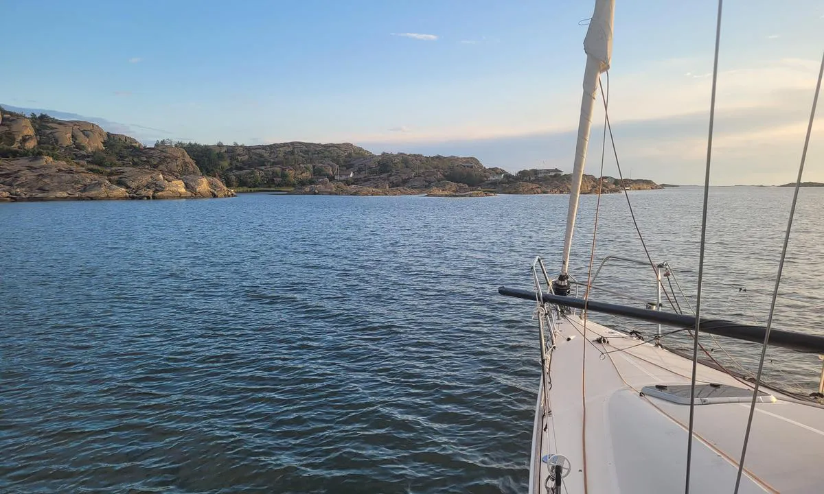 Myggstaviken: {"base": "no", "no": "Bilde tatt mot landet p\u00e5 s\u00f8rsiden av viken. Innseiling til h\u00f8yre.", "se": "Bild tagen mot land p\u00e5 s\u00f6dra sidan av viken. Insegling till h\u00f6ger.", "en": "Picture taken towards the land on the south side of the bay. Approach to the right.", "da": "Billede taget mod landet p\u00e5 sydsiden af bugten. Indsejling til h\u00f8jre."}