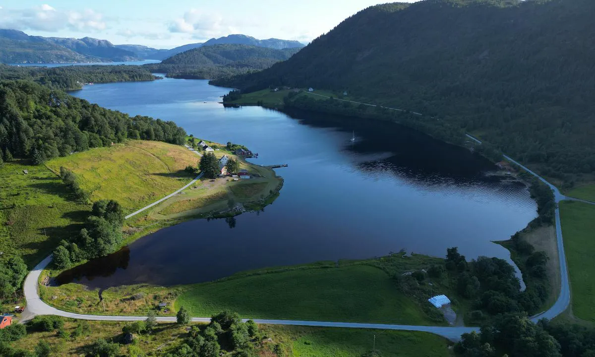 Myklebust: {"base": "no", "no": "Fra den r\u00f8de g\u00e5rden som dere ser p\u00e5 venstre side i bilde, og over til h\u00f8yreside, (andre siden av v\u00e5gen) g\u00e5r det en h\u00f8yspentkabel p\u00e5 tvers under vann. Ikke g\u00e5 for langt inn. B\u00e5ten midt i bilde ligger p\u00e5 12m", "se": "Fr\u00e5n den r\u00f6da g\u00e5rden som ni ser p\u00e5 v\u00e4nster sida i bild, och \u00f6ver till h\u00f6gersidan, (andra sidan av viken) g\u00e5r det en h\u00f6gsp\u00e4nningskabel tv\u00e4rs under vattnet. G\u00e5 inte f\u00f6r l\u00e5ngt in. B\u00e5ten mitt i bilden ligger p\u00e5 12m", "en": "From the red house that you see on the left side in the picture, and over to the right side (the other side of the bay), there is a high-voltage cable running underwater across. Do not go too far in. The boat in the middle of the picture is located at 12m.", "da": "Fra den r\u00f8de g\u00e5rd, som I ser p\u00e5 venstre side i billedet, og over til h\u00f8jresiden (den anden side af vigen) g\u00e5r der en h\u00f8jsp\u00e6ndingskabel p\u00e5 tv\u00e6rs under vandet. Sejl ikke for langt ind. B\u00e5den midt i billedet ligger p\u00e5 12m."}