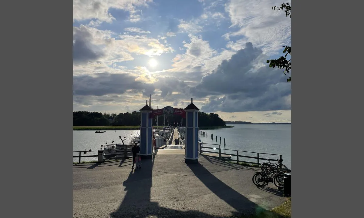 Naantali Guest Harbour: {"base": "da", "no": "Gangbro til Mummiland", "se": "G\u00e5ngbro till Mumindalen", "en": "Gangway to Mummiland", "da": "Gangbro til Mummiland"}