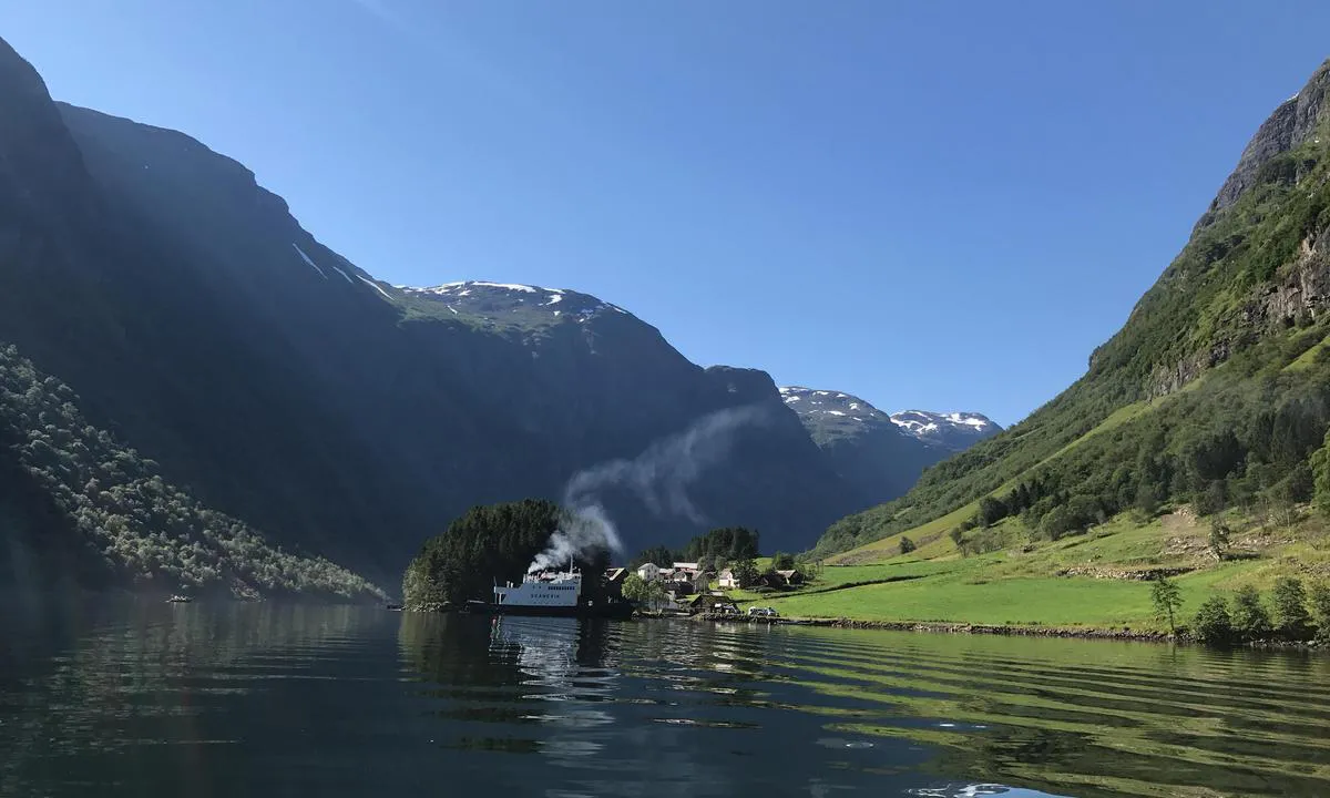 Nærøyfjorden, Holmaviki: {"base": "no", "no": "Ved bakka", "se": "Vid backen", "en": "At the quay", "da": "Ved bakken"}