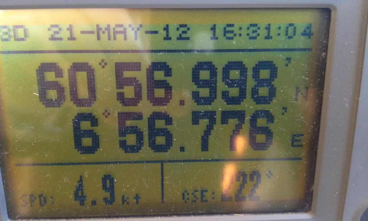 Nærøyfjorden, Holmaviki: {"base": "no", "no": "Fra denne podisjonen kan man se gjennom \u201cn\u00e5lauga\u201d", "se": "Fr\u00e5n denna positionen kan man se igenom 'n\u00e5l\u00f6gat'", "en": "From this position, you can see through the 'eye of the needle'", "da": "Fra denne position kan man se gennem \u201cn\u00e5l\u00f8jet\u201d"}