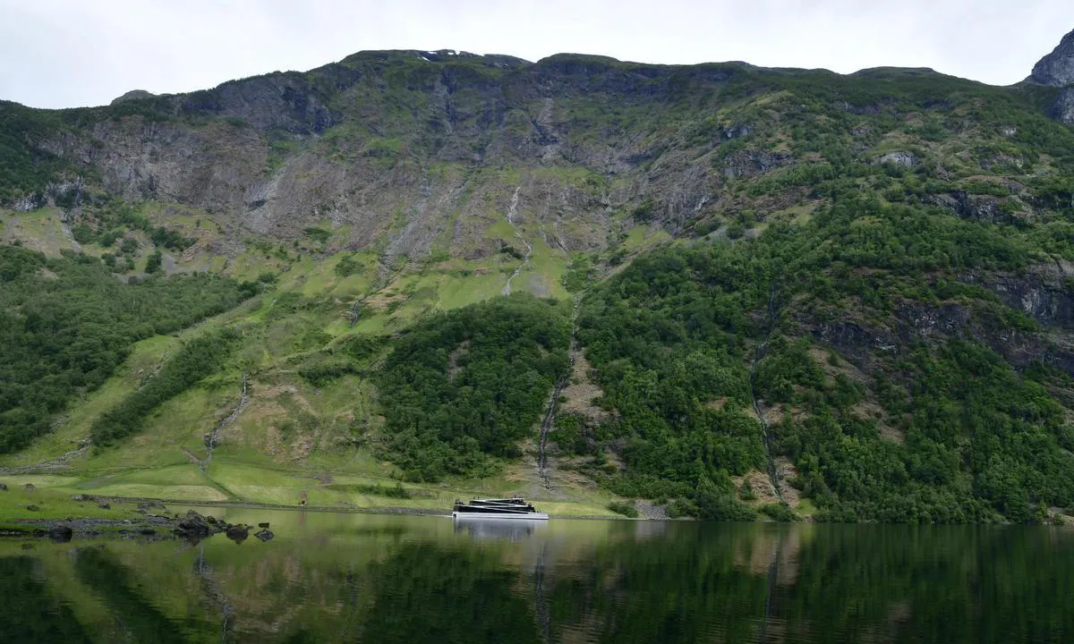 Nærøyfjorden, Holmaviki: Det er mye komerdiell turisttrafikk som skaper en del bølger på dagtid.stille om natta