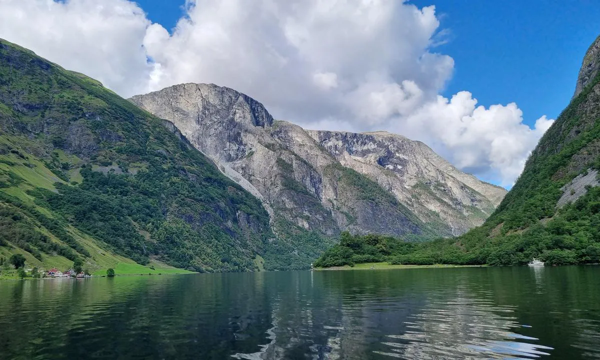 Nærøyfjorden, Holmaviki: {"base": "no", "no": "Inste Holmaviki til h\u00f8yre i bildet, ser utover fjorden. Ankret opp p\u00e5 7-8 meter", "se": "Inre Holmaviken till h\u00f6ger i bilden, ser ut \u00f6ver fjorden. Ankrat p\u00e5 7-8 meter", "en": "Inste Holmaviki to the right in the picture, overlooking the fjord. Anchored at 7-8 meters", "da": "Inste Holmaviki til h\u00f8jre i billedet, ser ud over fjorden. Ankret op p\u00e5 7-8 meter"}