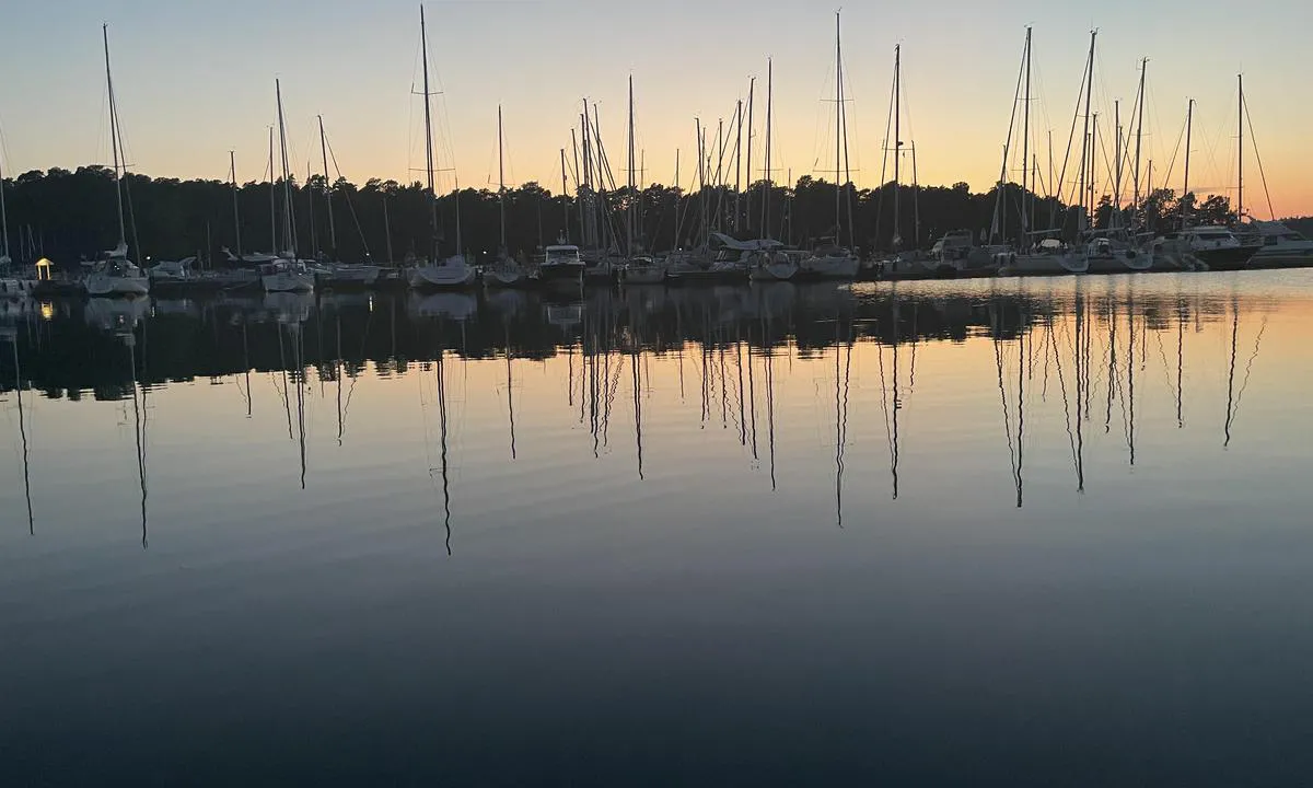 Nagu Marina: Stort anlegg med flere flytebrygger med bøye, uteliggere eller longside fortøying.