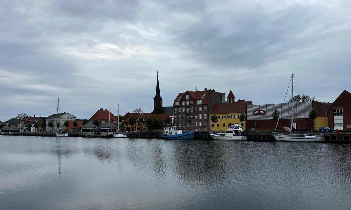 Nakskov Havn: {"base": "en", "no": "Det er en brygge n\u00e6r byen med direkte tilgang til matbutikker.", "se": "Det finns en pir n\u00e4ra staden med direkt tillg\u00e5ng till livsmedelsbutiker.", "en": "There is a pier close to the city with direct access to food stores.", "da": "Der er en mole t\u00e6t p\u00e5 byen med direkte adgang til madbutikker.", "fr": "Il y a une jet\u00e9e pr\u00e8s de la ville avec un acc\u00e8s direct aux magasins d'alimentation.", "de": "Es gibt einen Pier in der N\u00e4he der Stadt mit direktem Zugang zu Lebensmittell\u00e4den.", "es": "Hay un muelle cerca de la ciudad con acceso directo a tiendas de alimentos.", "it": "C'\u00e8 un molo vicino alla citt\u00e0 con accesso diretto ai negozi di alimentari.", "pt": "H\u00e1 um cais pr\u00f3ximo \u00e0 cidade com acesso direto a lojas de alimentos.", "nl": "Er is een pier dicht bij de stad met directe toegang tot levensmiddelenwinkels.", "pl": "W pobli\u017cu miasta znajduje si\u0119 molo z bezpo\u015brednim dost\u0119pem do sklep\u00f3w spo\u017cywczych.", "uk": "\u041f\u043e\u0440\u0443\u0447 \u0437 \u043c\u0456\u0441\u0442\u043e\u043c \u0454 \u043f\u0456\u0440\u0441 \u0437 \u043f\u0440\u044f\u043c\u0438\u043c \u0434\u043e\u0441\u0442\u0443\u043f\u043e\u043c \u0434\u043e \u043f\u0440\u043e\u0434\u0443\u043a\u0442\u043e\u0432\u0438\u0445 \u043c\u0430\u0433\u0430\u0437\u0438\u043d\u0456\u0432.", "ro": "Exist\u0103 un dig aproape de ora\u0219 cu acces direct la magazine alimentare.", "tr": "\u015eehre yak\u0131n, yiyecek ma\u011fazalar\u0131na do\u011frudan eri\u015fimi olan bir iskele vard\u0131r.", "el": "\u03a5\u03c0\u03ac\u03c1\u03c7\u03b5\u03b9 \u03bc\u03b9\u03b1 \u03b1\u03c0\u03bf\u03b2\u03ac\u03b8\u03c1\u03b1 \u03ba\u03bf\u03bd\u03c4\u03ac \u03c3\u03c4\u03b7\u03bd \u03c0\u03cc\u03bb\u03b7 \u03bc\u03b5 \u03ac\u03bc\u03b5\u03c3\u03b7 \u03c0\u03c1\u03cc\u03c3\u03b2\u03b1\u03c3\u03b7 \u03c3\u03b5 \u03ba\u03b1\u03c4\u03b1\u03c3\u03c4\u03ae\u03bc\u03b1\u03c4\u03b1 \u03c4\u03c1\u03bf\u03c6\u03af\u03bc\u03c9\u03bd.", "cs": "V bl\u00edzkosti m\u011bsta je molo s p\u0159\u00edm\u00fdm p\u0159\u00edstupem k potravinov\u00fdm obchod\u016fm.", "hu": "Van egy m\u00f3l\u00f3 a v\u00e1roshoz k\u00f6zel, k\u00f6zvetlen hozz\u00e1f\u00e9r\u00e9ssel az \u00e9lelmiszerboltokhoz.", "fi": "L\u00e4hell\u00e4 kaupunkia on laituri, josta on suora p\u00e4\u00e4sy ruokakauppoihin.", "bg": "\u0418\u043c\u0430 \u043a\u0435\u0439 \u0431\u043b\u0438\u0437\u043e \u0434\u043e \u0433\u0440\u0430\u0434\u0430 \u0441 \u0434\u0438\u0440\u0435\u043a\u0442\u0435\u043d \u0434\u043e\u0441\u0442\u044a\u043f \u0434\u043e \u0445\u0440\u0430\u043d\u0438\u0442\u0435\u043b\u043d\u0438 \u043c\u0430\u0433\u0430\u0437\u0438\u043d\u0438.", "sr": "U blizini grada nalazi se pristani\u0161te sa direktnim pristupom prodavnicama hrane.", "et": "Linna l\u00e4hedal on kai, millel on otsene juurdep\u00e4\u00e4s toidupoodidele.", "lv": "Net\u0101lu no pils\u0113tas ir piest\u0101tne ar tie\u0161u piek\u013cuvi p\u0101rtikas veikaliem.", "lt": "\u0160alia miesto yra prieplauka su tiesiogine prieiga prie maisto parduotuvi\u0173."}