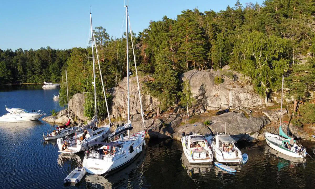 Napoleonviken: this rock to dock is at the E side of the bay. When entring on the right, first corner. Very popular bay with lots of boats going from stockholm city towards the archipelago.