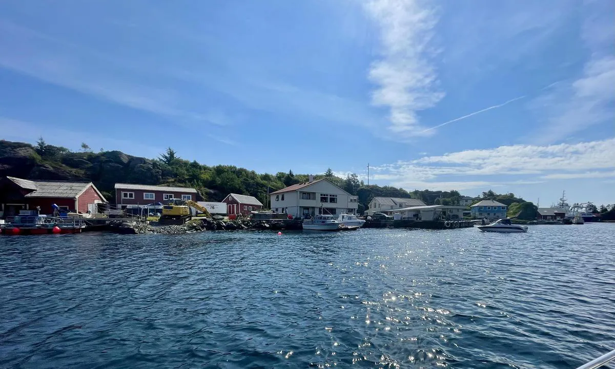 Nåra: {"base": "en", "no": "Utsikt fra vannsiden, H\u00f8yre Bensin og Diesel samt gjestebrygge bak kaikanten", "se": "Utsikt fr\u00e5n vattensidan, H\u00f6ger Bensin och Diesel samt g\u00e4stbrygga bakom kajkanten", "en": "View from Waterside, Right Benzin and Diesel as well as guest bridge behind the edge of the quai", "da": "Udsigt fra vandsiden, h\u00f8jre Benzin og Diesel samt g\u00e6stebro bag kajkanten"}