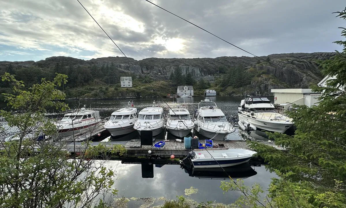 Nåra: {"base": "no", "no": "Gjestebrygge. Vi l\u00e5 6 b\u00e5ter, kunne plassert 2 til.", "se": "G\u00e4stbrygga. Vi l\u00e5g 6 b\u00e5tar, kunde placerat 2 till.", "en": "Guest dock. We had 6 boats, could have placed 2 more.", "da": "G\u00e6stebro. Vi l\u00e5 6 b\u00e5de, kunne have placeret 2 til."}