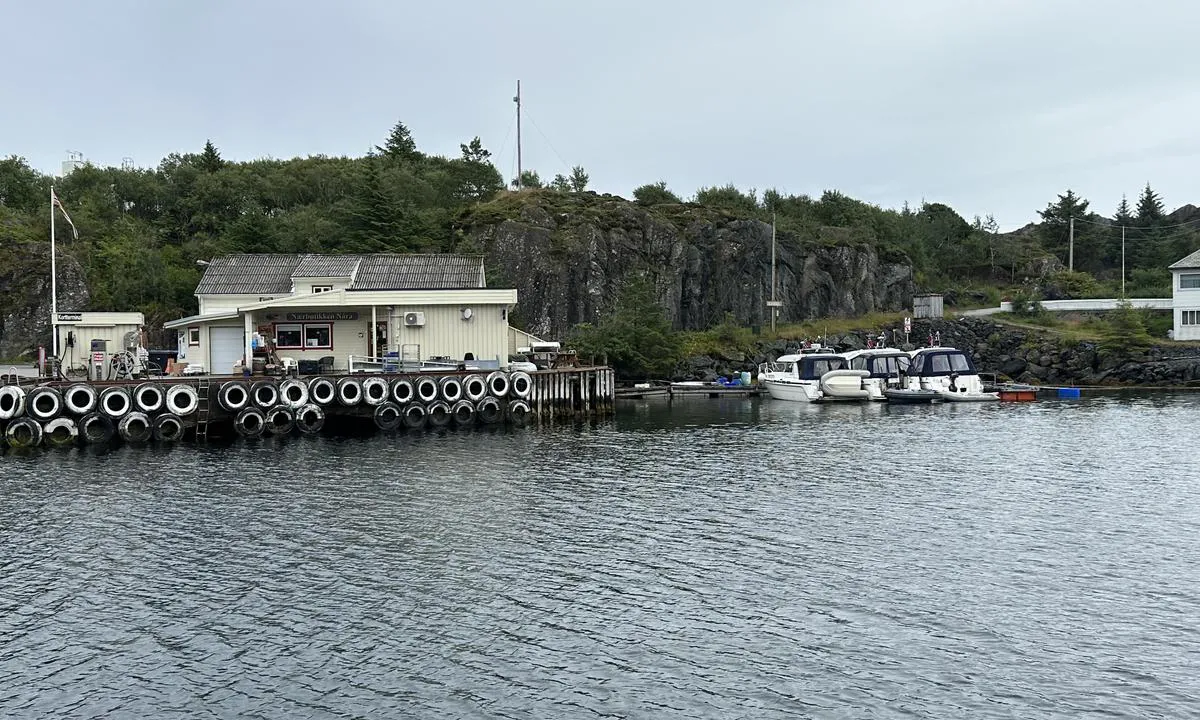 Nærbutikken Nåra  med gjestehavn til høyre