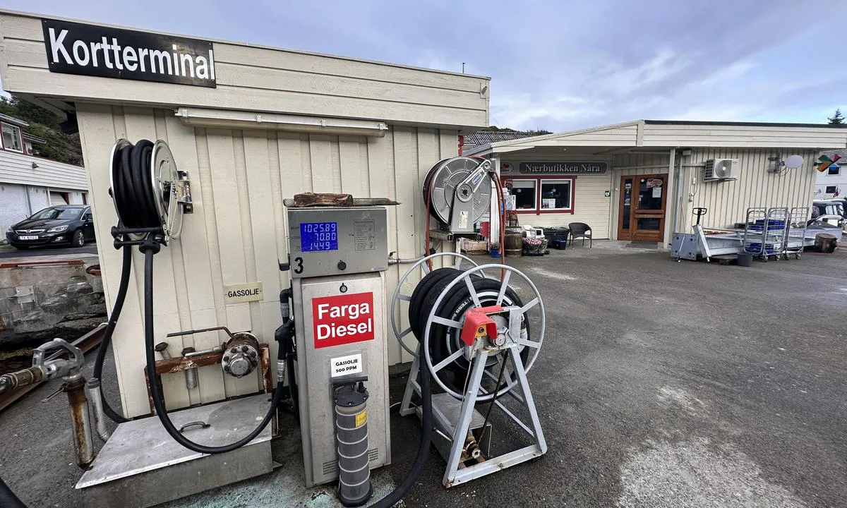 Nåra: {"base": "no", "no": "Dieselfylling p\u00e5 kaia ved butikken", "se": "Dieselp\u00e5fyllning p\u00e5 kajen vid butiken", "en": "Diesel refueling at the quay by the store", "da": "Dieselfyldning p\u00e5 kajen ved butikken"}