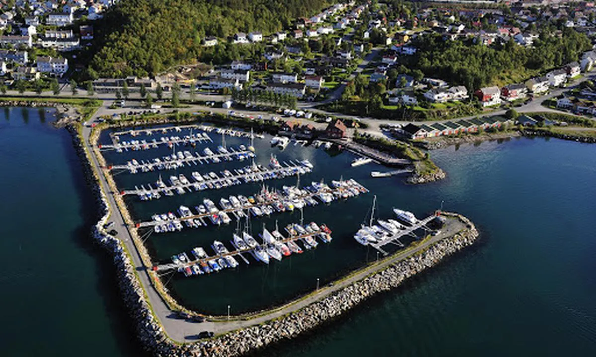 Narvik: {"base": "no", "no": "Tankanlegg p\u00e5 styrbord side ved innseiling. Gjestebrygger rett bak der igjen. .", "se": "Tankanl\u00e4ggning p\u00e5 styrbord sida vid insegling. G\u00e4stbryggor precis bakom d\u00e4r igen.", "en": "Tank facility on the starboard side when entering. Guest piers directly behind there.", "da": "Tankanl\u00e6g p\u00e5 styrbord side ved indsejling. G\u00e6stebroer lige bagved."}