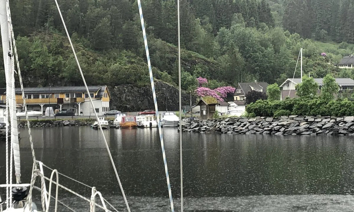 Naustdal: En liten båthavn med en liten gjestebrygge. Tilgang til strøm, vann og diesel. Kort vei til matbutikk gjennom en fin park med badeplass.
