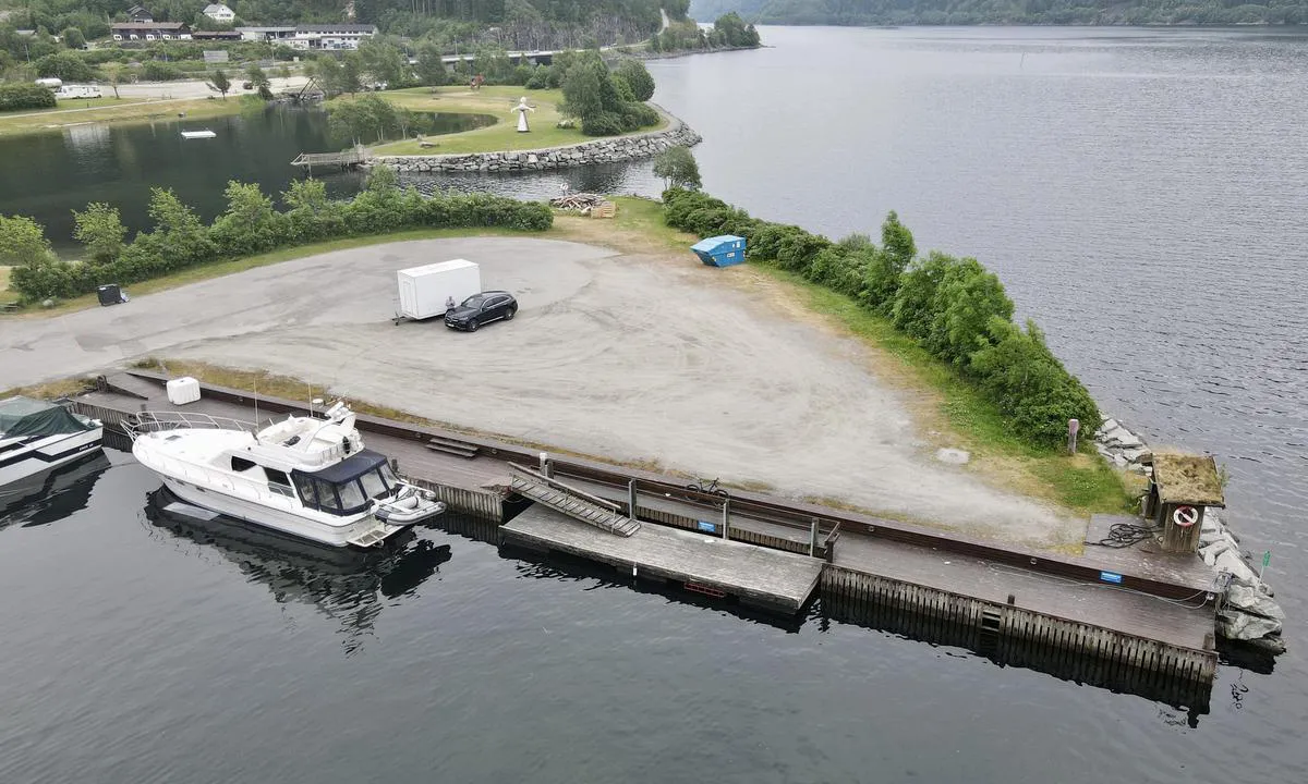 Naustdal: Floating dock for guests behind motor boat