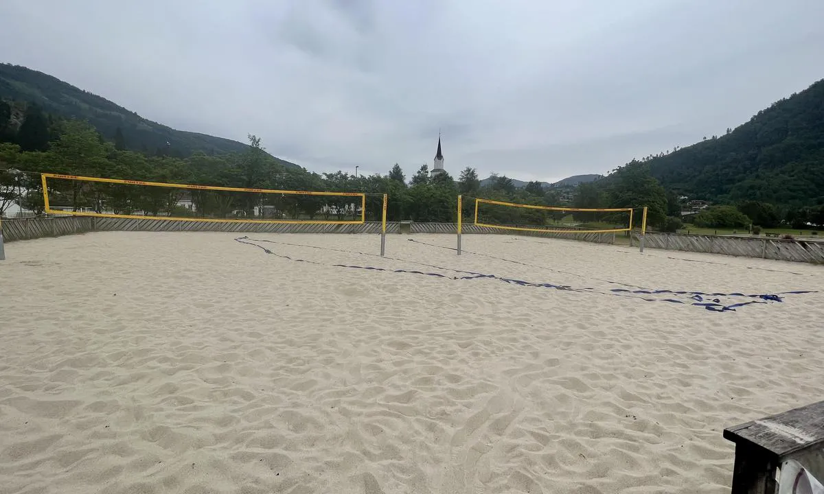 Naustdal: Playgrund volleyball.