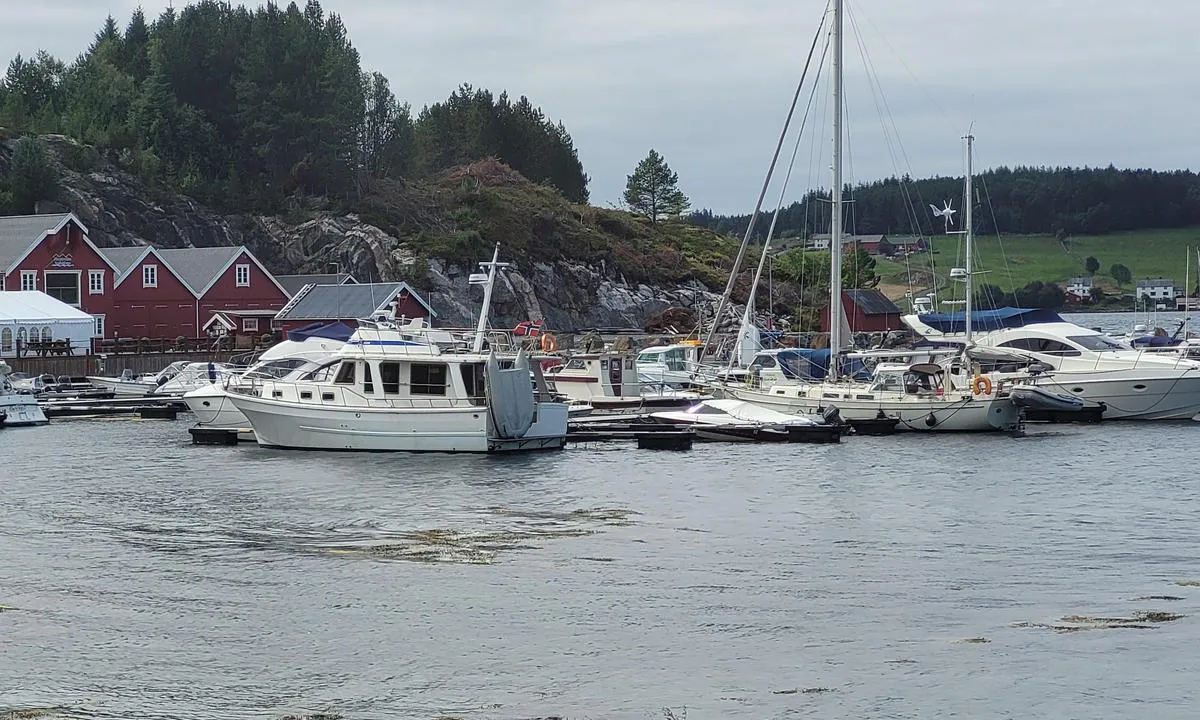 Naustvollan Småbåthavn: {"base": "no", "no": "Grunnen ved f\u00f8rste brygga er ikke merket, men synlig p\u00e5 lavvann. \r\nFor\u00f8vrig godt synlig p\u00e5 kart", "se": "Grunden vid f\u00f6rsta bryggan \u00e4r inte markerad, men synlig vid l\u00e5gvatten.<br>F\u00f6r \u00f6vrigt v\u00e4l synlig p\u00e5 kartan", "en": "The shoal at the first pier is not marked, but visible at low tide. Otherwise, clearly visible on the chart.", "da": "Grunden ved den f\u00f8rste bro er ikke markeret, men synlig ved lavvande.<br> I \u00f8vrigt godt synlig p\u00e5 kort."}