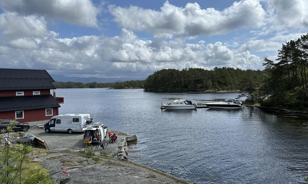 Nautesund Camping: {"base": "no", "no": "Gjestebrygge sett fra land", "se": "G\u00e4stbrygga sedd fr\u00e5n land", "en": "Guest pier seen from land", "da": "G\u00e6stebro set fra land", "fr": "Ponton d'accueil vu de la terre", "de": "G\u00e4stepier vom Land aus gesehen", "es": "Muelle de invitados visto desde tierra", "it": "Pontile per ospiti visto dalla terra", "pt": "Pont\u00e3o de h\u00f3spedes visto da terra", "nl": "Gastensteiger gezien vanaf het land", "pl": "P\u0142ywaj\u0105cy pomost widziany z l\u0105du", "uk": "\u0413\u043e\u0441\u0442\u044c\u043e\u0432\u0438\u0439 \u043f\u0440\u0438\u0447\u0430\u043b, \u0432\u0438\u0434 \u0437 \u0431\u0435\u0440\u0435\u0433\u0430", "ro": "Pontoon pentru oaspe\u021bi v\u0103zut de pe \u021b\u0103rm", "tr": "Karadan g\u00f6r\u00fclen misafir iskelesi", "el": "\u03a0\u03c1\u03bf\u03b2\u03bb\u03ae\u03c4\u03b1 \u03b5\u03c0\u03b9\u03c3\u03ba\u03b5\u03c0\u03c4\u03ce\u03bd \u03cc\u03c0\u03c9\u03c2 \u03c6\u03b1\u03af\u03bd\u03b5\u03c4\u03b1\u03b9 \u03b1\u03c0\u03cc \u03c4\u03b7 \u03c3\u03c4\u03b5\u03c1\u03b9\u03ac", "cs": "N\u00e1v\u0161t\u011bvnick\u00e9 molo vid\u011bn\u00e9 z pevniny", "hu": "Vend\u00e9gm\u00f3l\u00f3, n\u00e9zve a sz\u00e1razf\u00f6ldr\u0151l", "fi": "Vieraslaituri n\u00e4htyn\u00e4 maalta", "bg": "\u0413\u043e\u0441\u0442\u0443\u0432\u0430\u0449\u043e \u043f\u0440\u0438\u0441\u0442\u0430\u043d\u0438\u0449\u0435, \u0433\u043b\u0435\u0434\u0430\u043d\u043e \u043e\u0442 \u0441\u0443\u0448\u0430\u0442\u0430.", "sr": "\u041f\u0440\u0438\u0432\u0435\u0437 \u0437\u0430 \u0433\u043e\u0441\u0442\u0435 \u0432\u0438\u0452\u0435\u043d \u0441\u0430 \u043a\u043e\u043f\u043d\u0430", "et": "K\u00fclalistekai vaadatuna maalt", "lv": "Viesu piest\u0101tne skat\u012bta no krasta", "lt": "Gele\u017einkelio stotis matoma nuo kranto"}