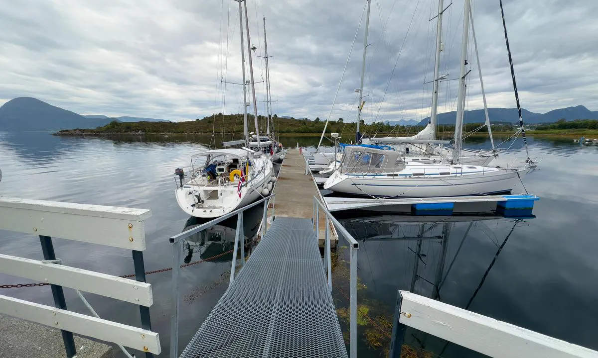 Nautneset Småbåthamn: {"base": "no", "no": "Longside med plass til to b\u00e5ter p\u00e5 rundt 45 fot", "se": "L\u00e5ngsides med plats f\u00f6r tv\u00e5 b\u00e5tar p\u00e5 runt 45 fot", "en": "Alongside berth with space for two boats around 45 feet", "da": "Langskibs med plads til to b\u00e5de p\u00e5 omkring 45 fod"}